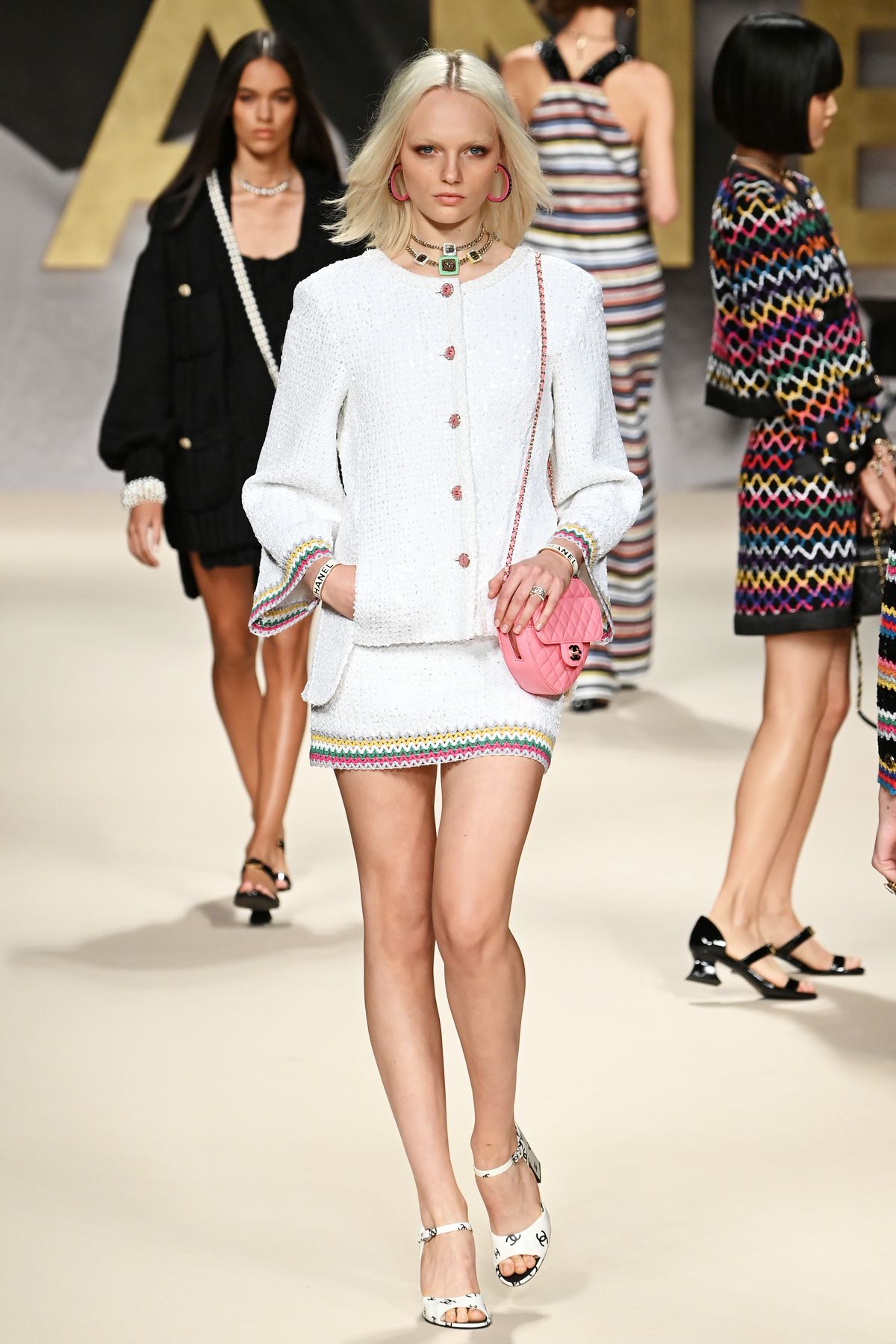 Крупным планом: детали шоу Chanel Весна/Лето 2022, фото 1 Шоу Chanel Весна/Лето 2022, фото 1