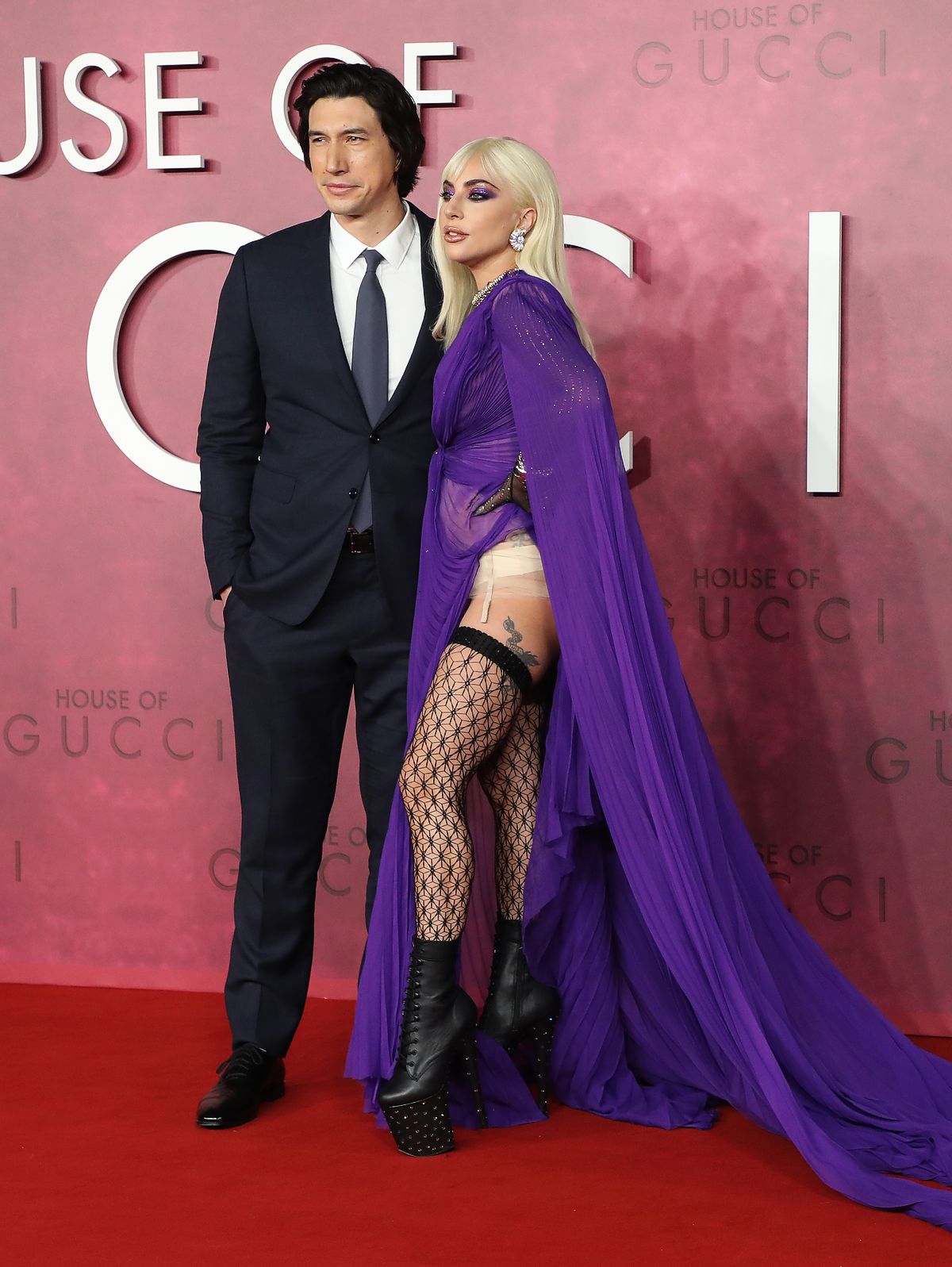 Адам Драйвер в Burberry и Леди Гага в Gucci Pre-Fall 2022, украшениях Tiffany & Co. на премьере фильма «Дом Gucci» в Лондоне, 9 ноября 2021 г. Адам Драйвер в Burberry и Леди Гага в Gucci Pre-Fall 2022, украшениях Tiffany & Co. на премьере фильма «Дом Gucci» в Лондоне