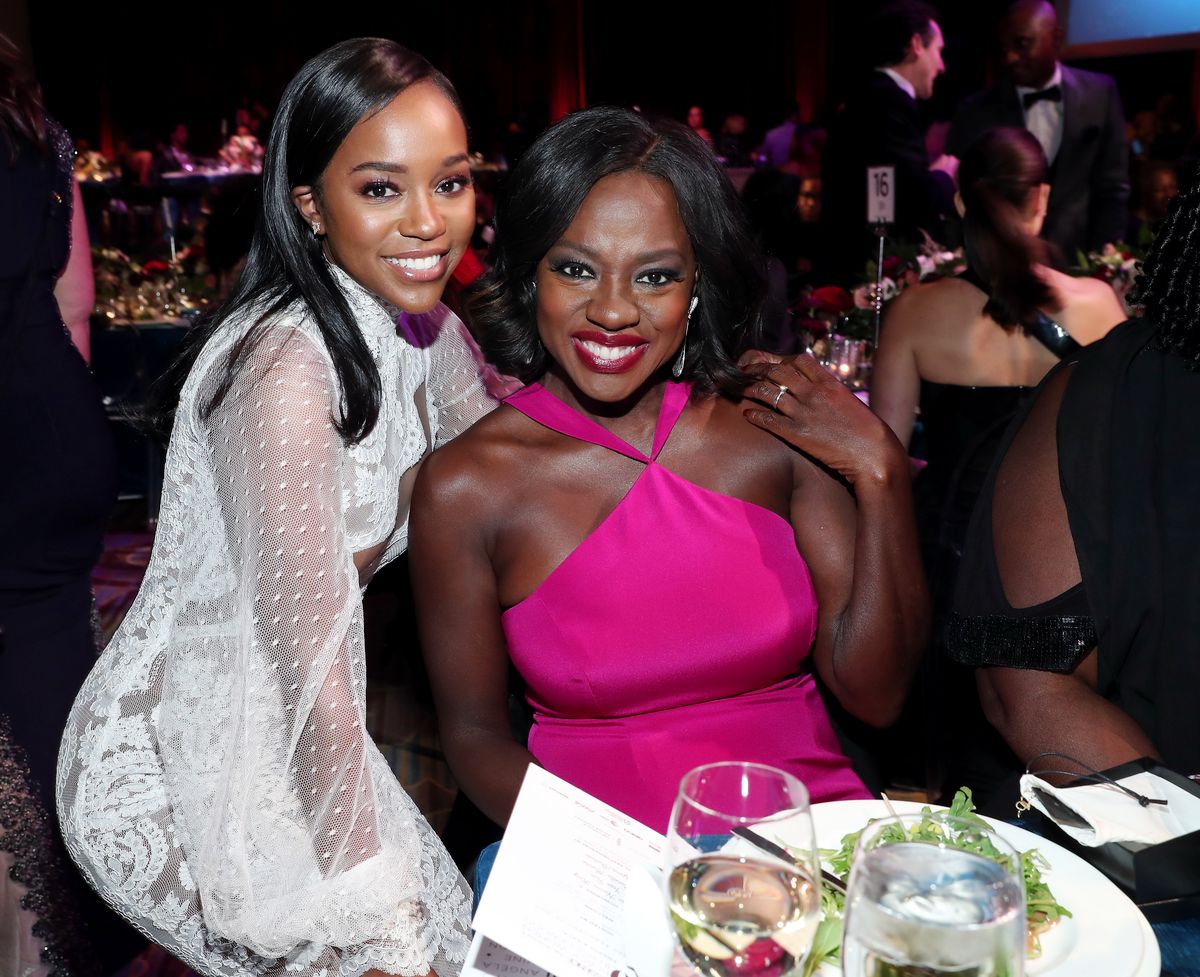 Аджа Наоми Кинг и Виола Дэвис на церемонии вручения награды Essence Black Women в Беверли-Хиллз, 23 февраля 2017 г. Аджа Наоми Кинг и Виола Дэвис на церемонии вручения награды Essence Black Women