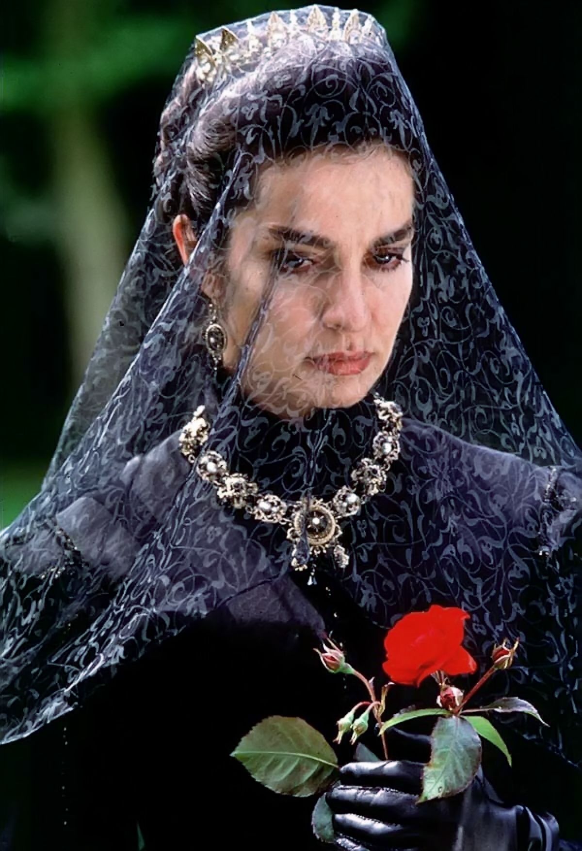 Анн Парийо в фильме «Человек в железной маске» (The Man in the Iron Mask), 1998 г. Анн Парийо в фильме «Человек в железной маске»