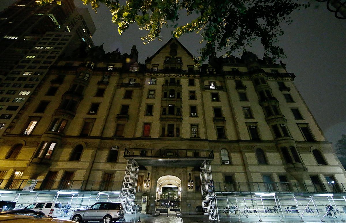 Внешний вид легендарного дома Дакота в Нью-Йорке, где Лорен Бэколл умерла от инсульта, 12 августа 2014 г. Дом The Dakota в Нью-Йорке, где Лорен Бэколл умерла от инсульта