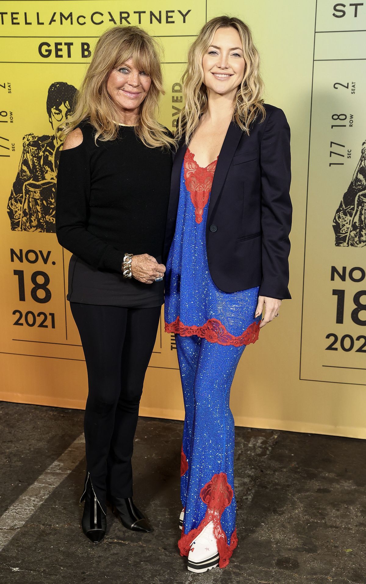 Голди Хоун с дочерью Кейт Хадсон на шоу капсульной коллекции Stella McCartney «Get Back» в Лос-Анджелесе, 18 ноября 2021 г. Голди Хоун с дочерью Кейт Хадсон на шоу капсульной коллекции Stella McCartney «Get Back»