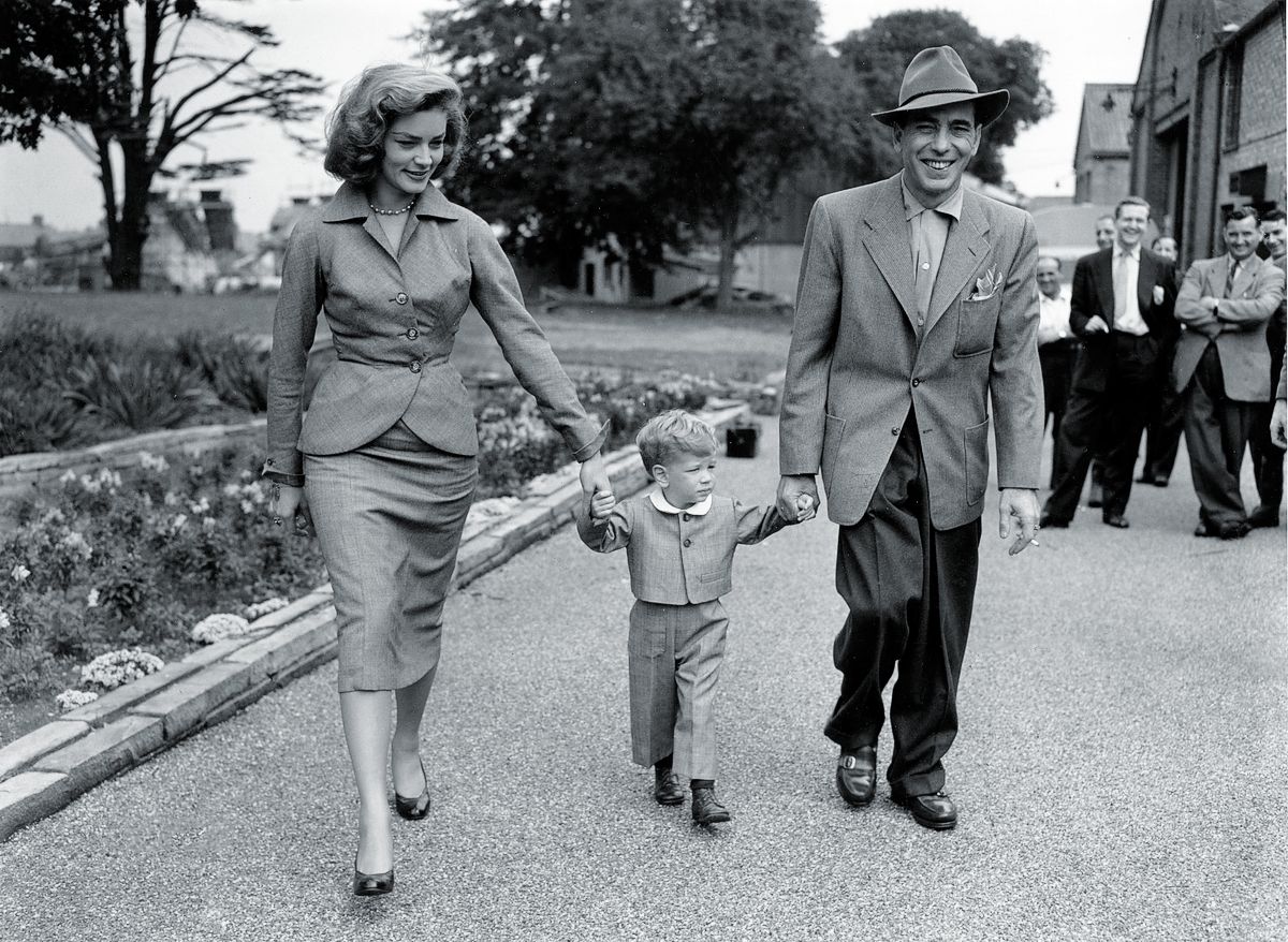 Хамфри Богарт и его четвертая жена Лорен Бэколл проводят своего сына Стиви по территории киностудии, 7 сентября 1950 г. Хамфри Богарт и его четвертая жена Лорен Бэколл проводят своего сына Стиви