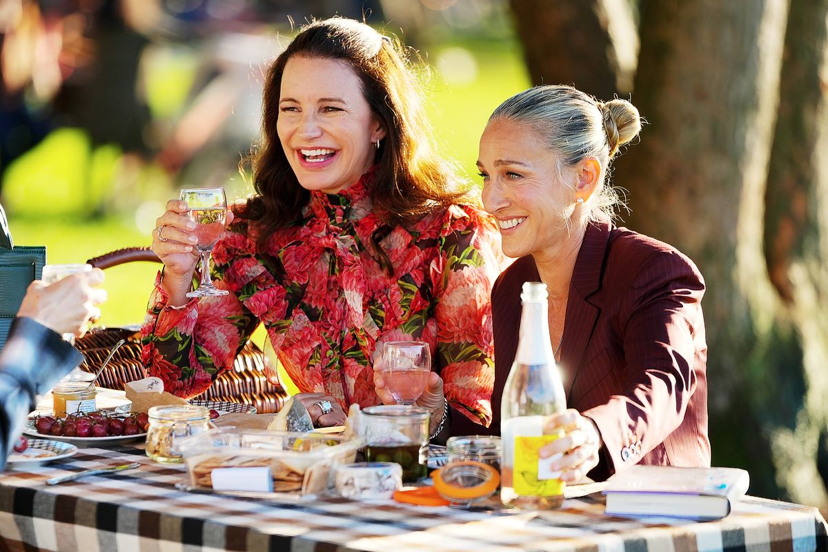 Кристин Дэвис и Сара Джессика Паркер на съемочной площадке сериала «И просто так...», 2021 г. Кристин Дэвис и Сара Джессика Паркер на съемочной площадке сериала «И просто так...»