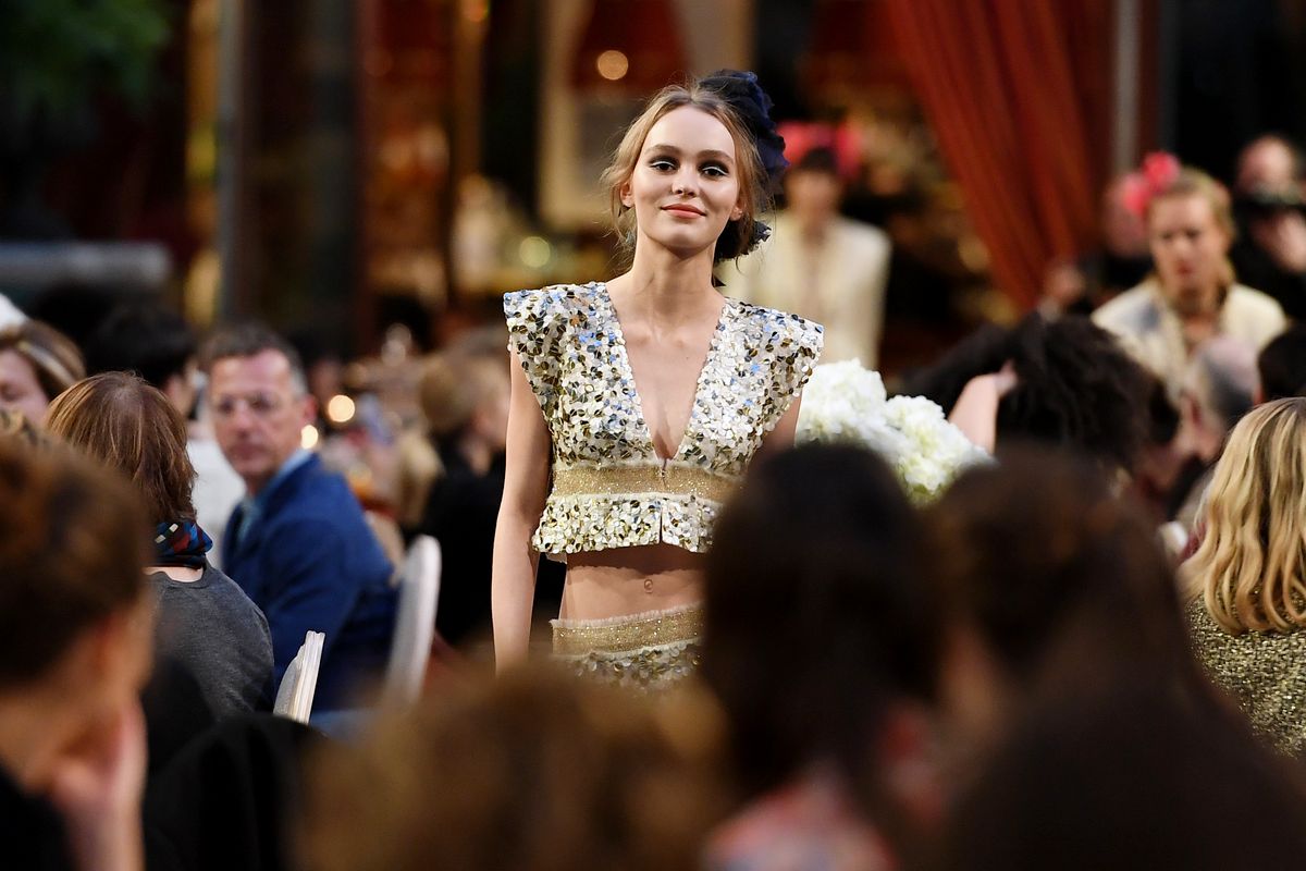 Лили-Роуз Депп на шоу Chanel Collection des Metiers d'Art 2016/17: Paris Cosmopolite