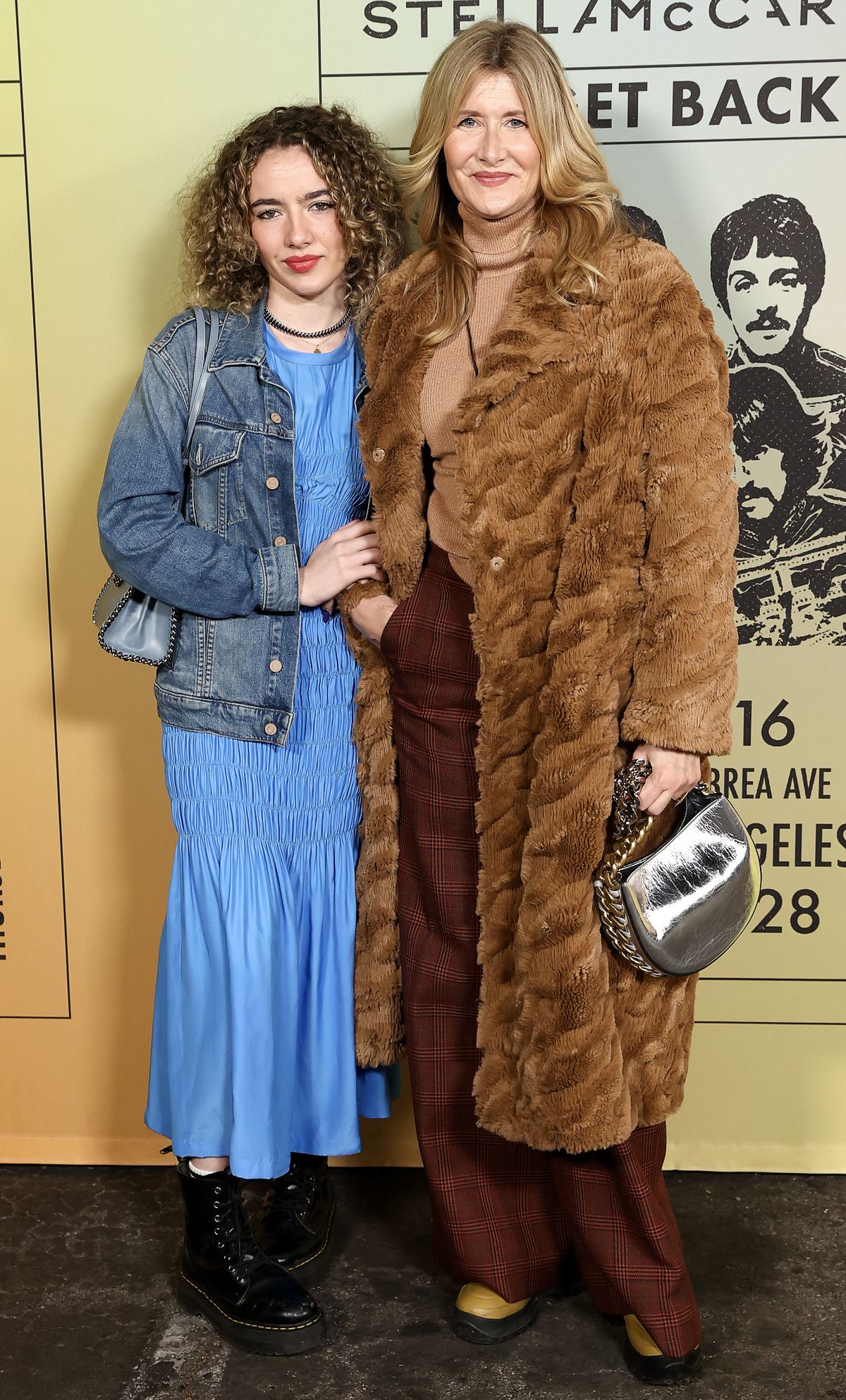 Лора Дерн с дочерью Джайей Харпер на шоу капсульной коллекции Stella McCartney «Get Back» в Лос-Анджелесе, 18 ноября 2021 г. Лора Дерн с дочерью Джайей Харпер на шоу капсульной коллекции Stella McCartney «Get Back»