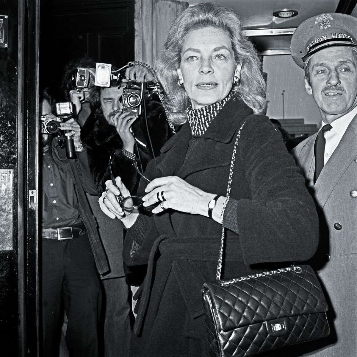 Лорен Бэколл на церемонии вручения награды Evening Standard Theatre Awards в Лондоне, 22 января 1974 г. Лорен Бэколл на церемонии вручения награды Evening Standard Theatre Awards