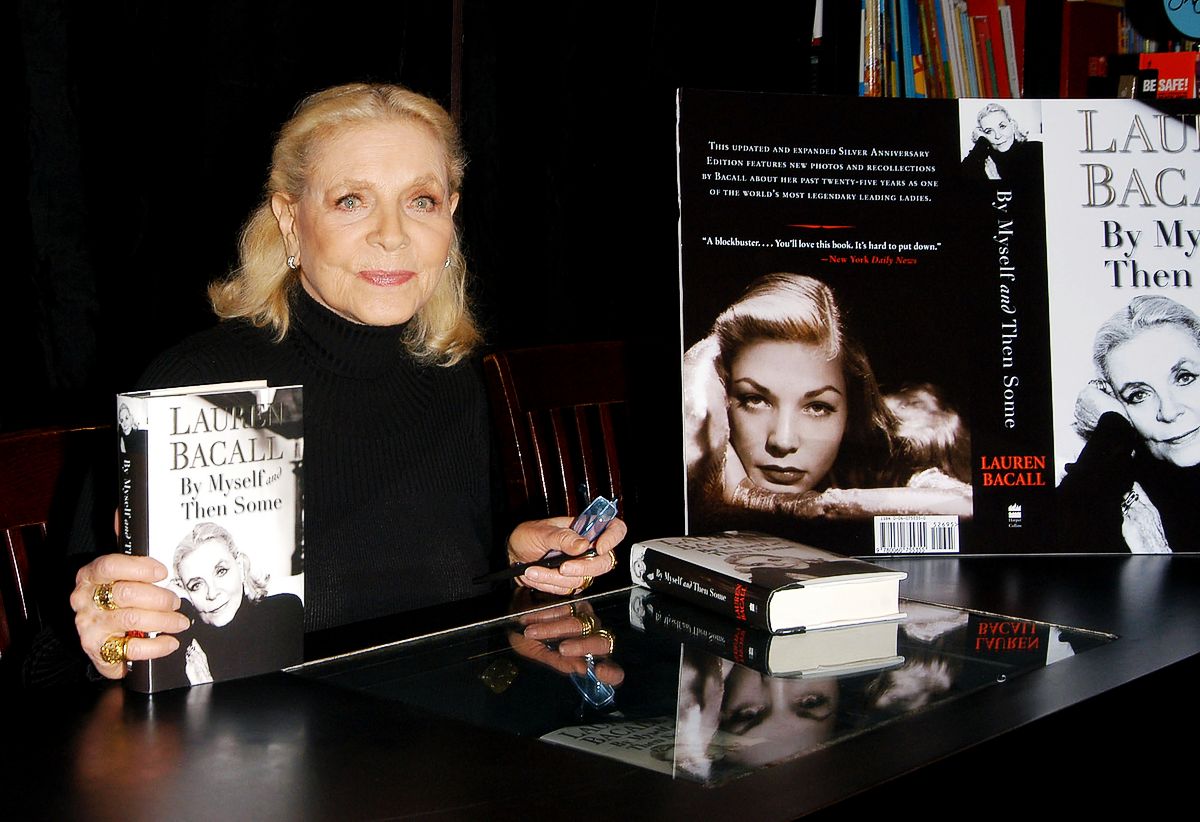 Лорен Бэколл со своей новой книгой «By Myself and Then Some» в Западном Голливуде, 17 марта 2005 г. Лорен Бэколл со своей новой книгой «By Myself and Then Some»