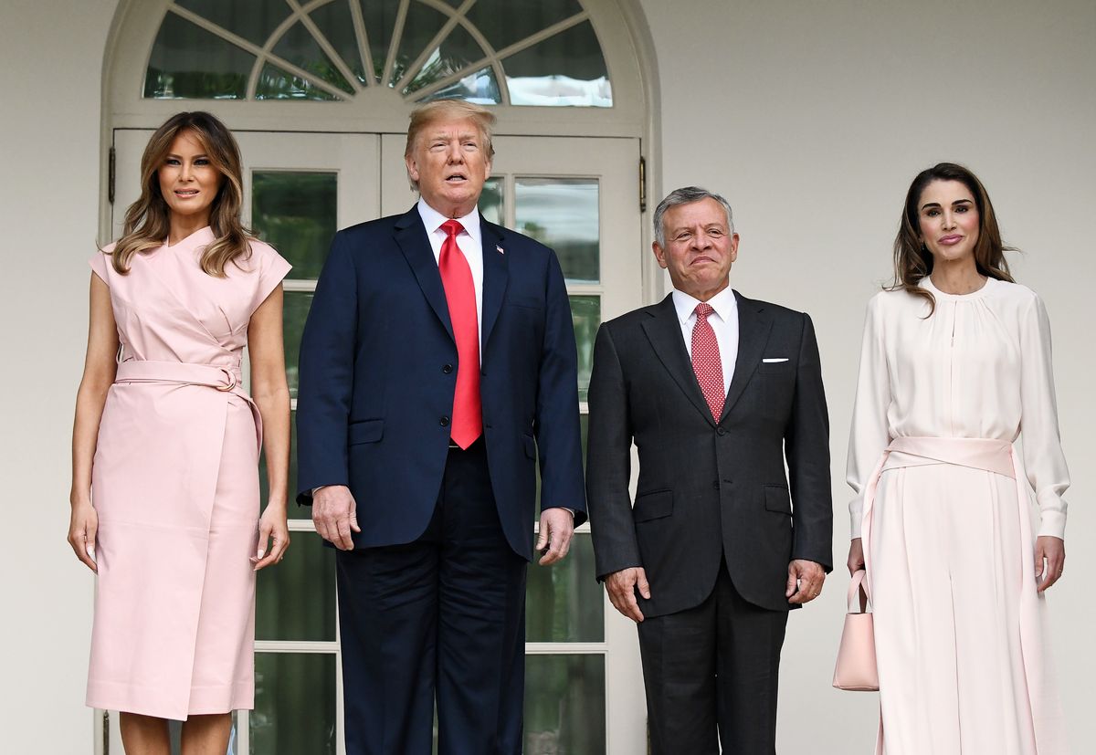 Дональд Трамп и первая леди Мелания Трамп приветствуют короля Иордании Абдаллу II и королеву Иордании Ранию