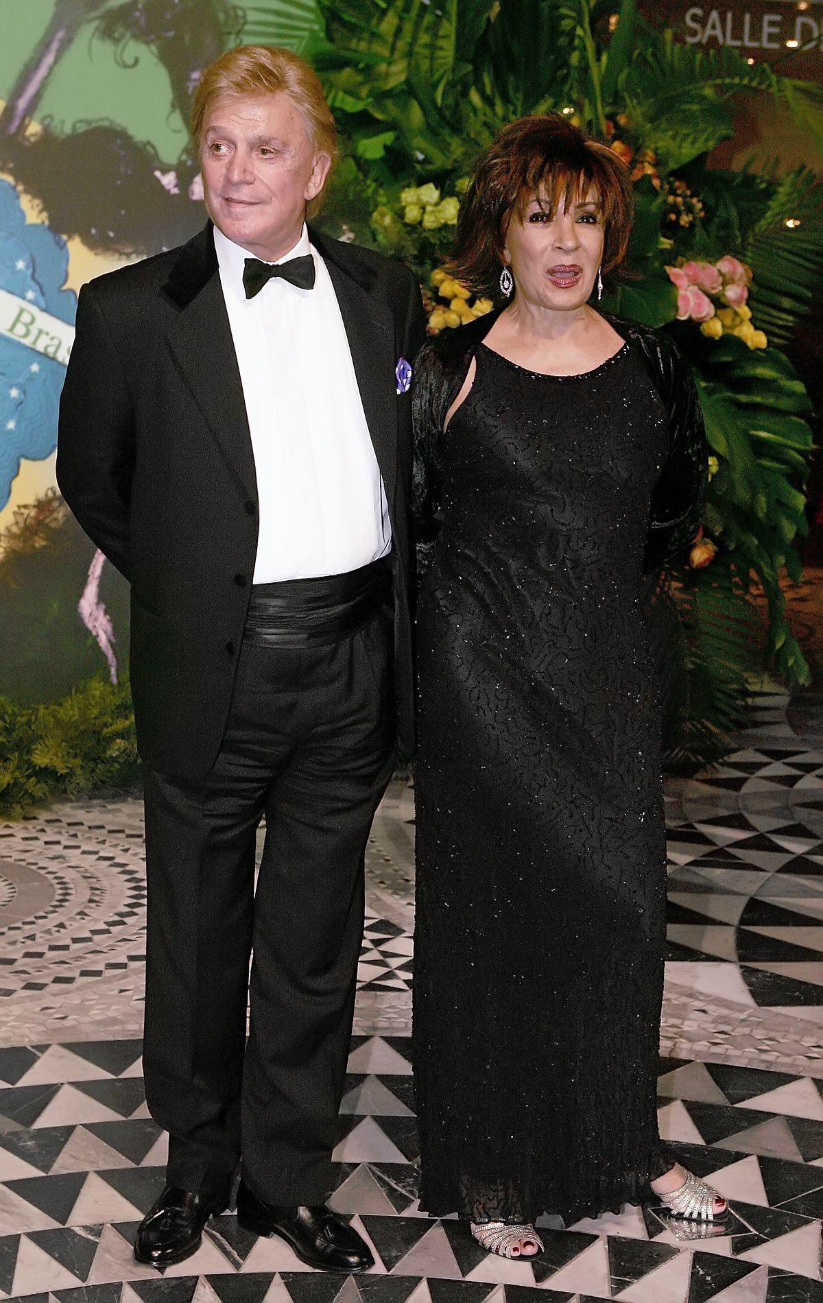 Ширли Бэсси с другом на благотворительном вечере Rose Ball 2005 в Монте-Карло