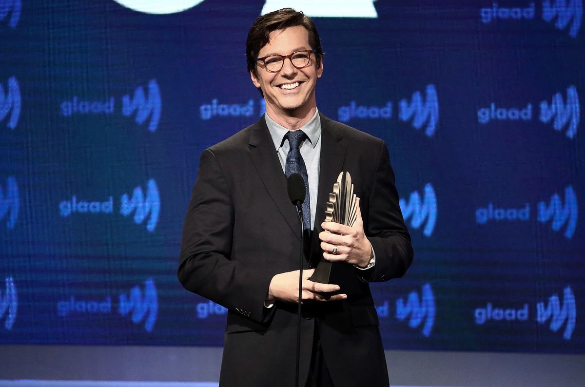 Шон Хейс на сцене во время 30-й ежегодной премии Glaad Media Awards
