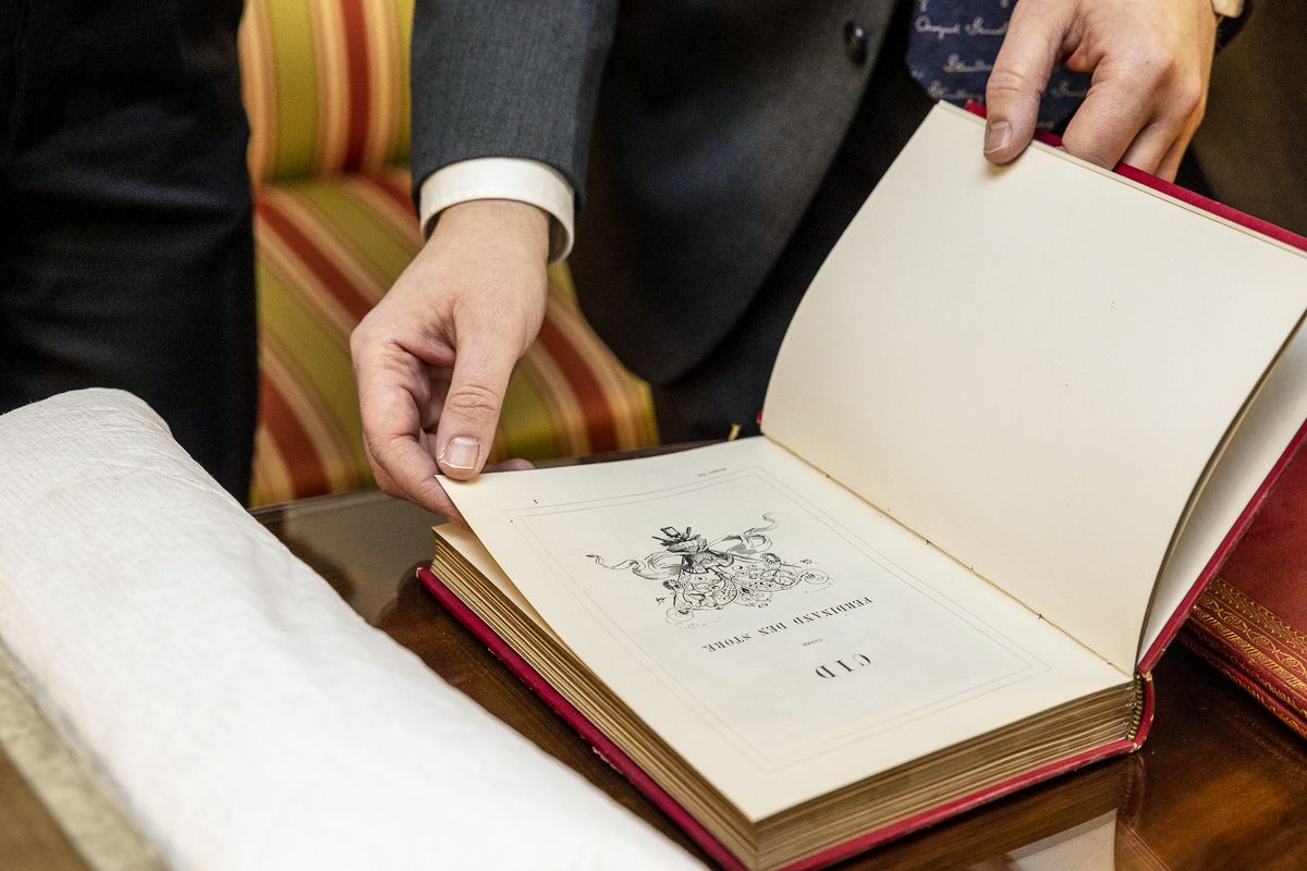 Старинные книги, показанные во время экскурсии по библиотеке Бернадотт королеве Летиции и королеве Сильвии, фото 3