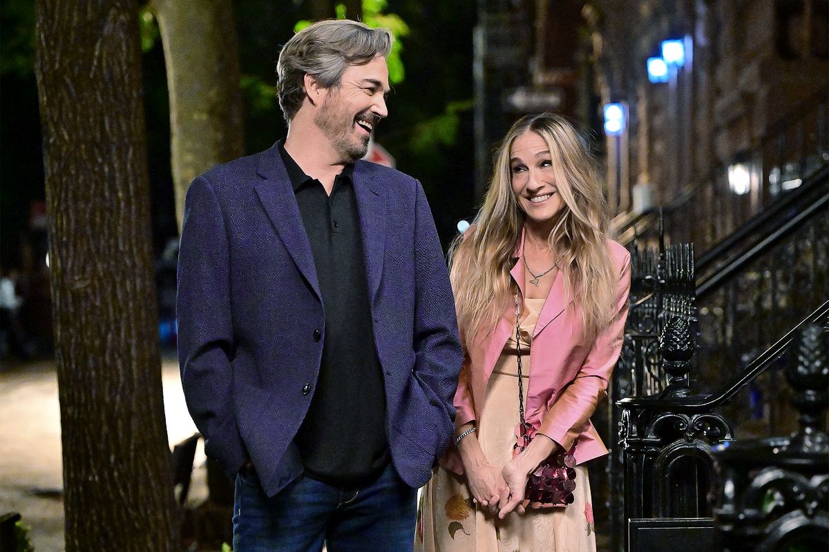 У Керри новая Любовь — Джон Тенни и Сара Джессика Паркер на съемках сериала «И просто так...», 2021 г. У Керри новая Любовь? Джон Тенни и Сара Джессика Паркер на съемках сериала «И просто так...», 2021 г.