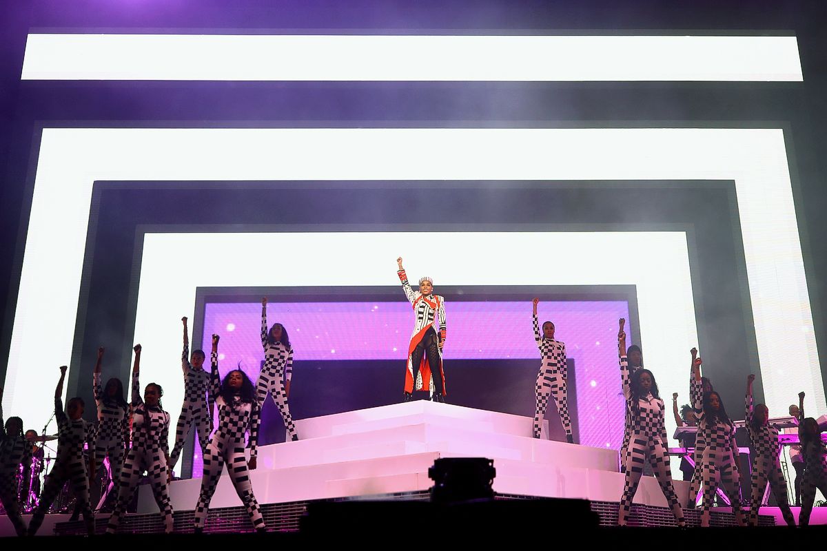 Жанель Монэ выступает на фестивале музыки и искусств Coachella 2019