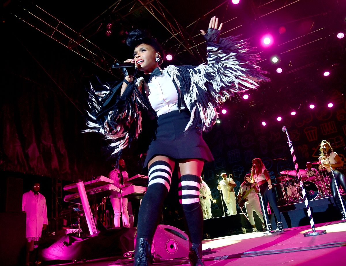 Жанель Монэ выступает на поп-фестивале Entertainment Weekly