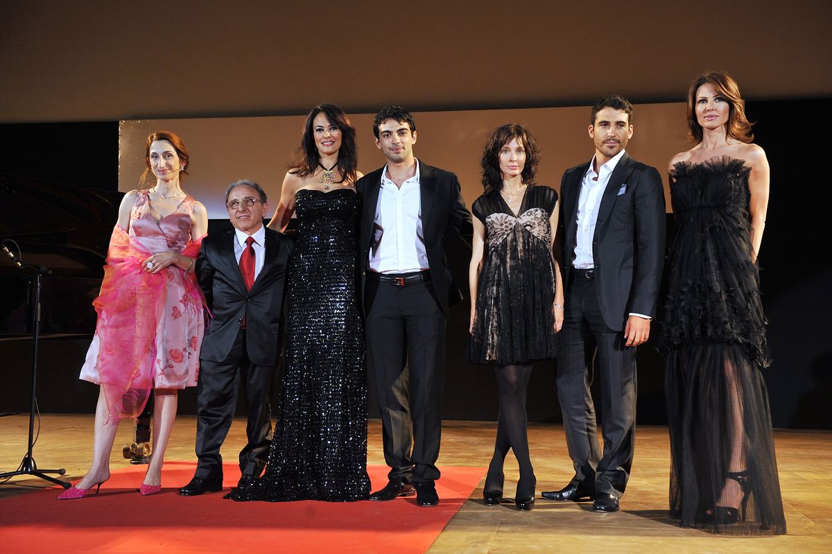 Жизельда Володи, Эрнесто Маье, Мария Грация Кучинотта, Примо Реджиани, Анн Парийо, Мигель Анхель Сильвестр и Натали Кальдонаццо на церемонии вручения премии Taormina Arte Award в Таормине, 16 июня 2010 г. Жизельда Володи, Эрнесто Маье, Мария Грация Кучинотта, Примо Реджиани, Анн Парийо, Мигель Анхель Сильвестр и Натали Кальдонаццо