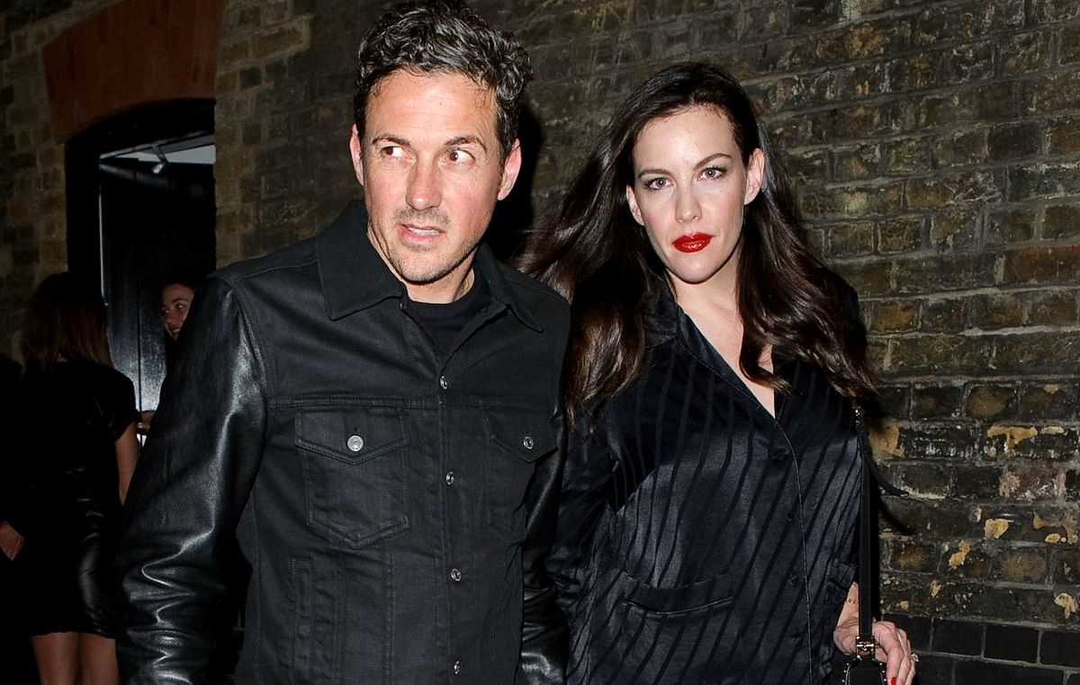 Дэйв Гарднер и Лив Тайлер выходят из отеля Chiltern Firehouse