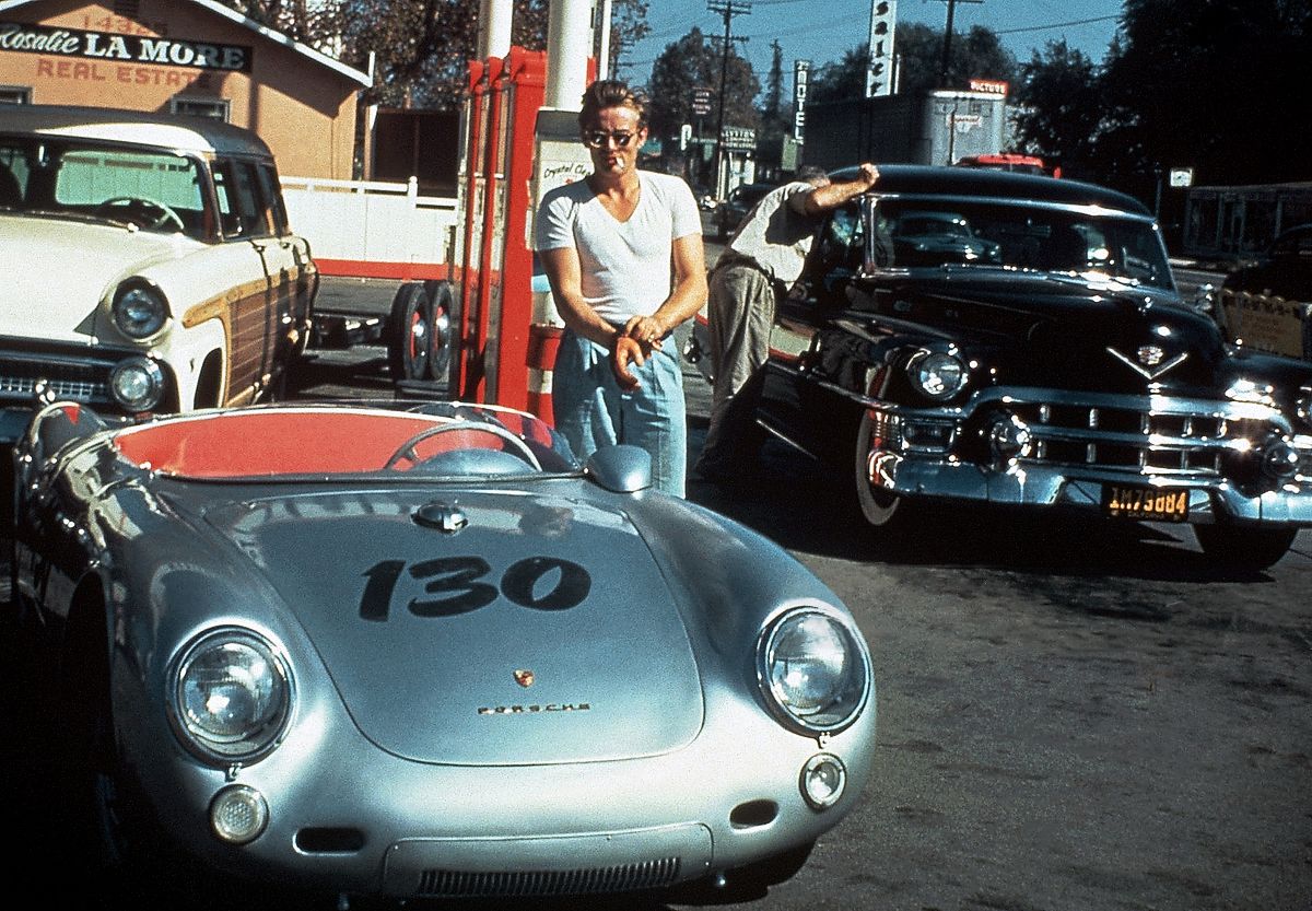 Джеймс Дин на заправке с серебристым Porsche 550 Spyder, которого он называл «Little Bastard»