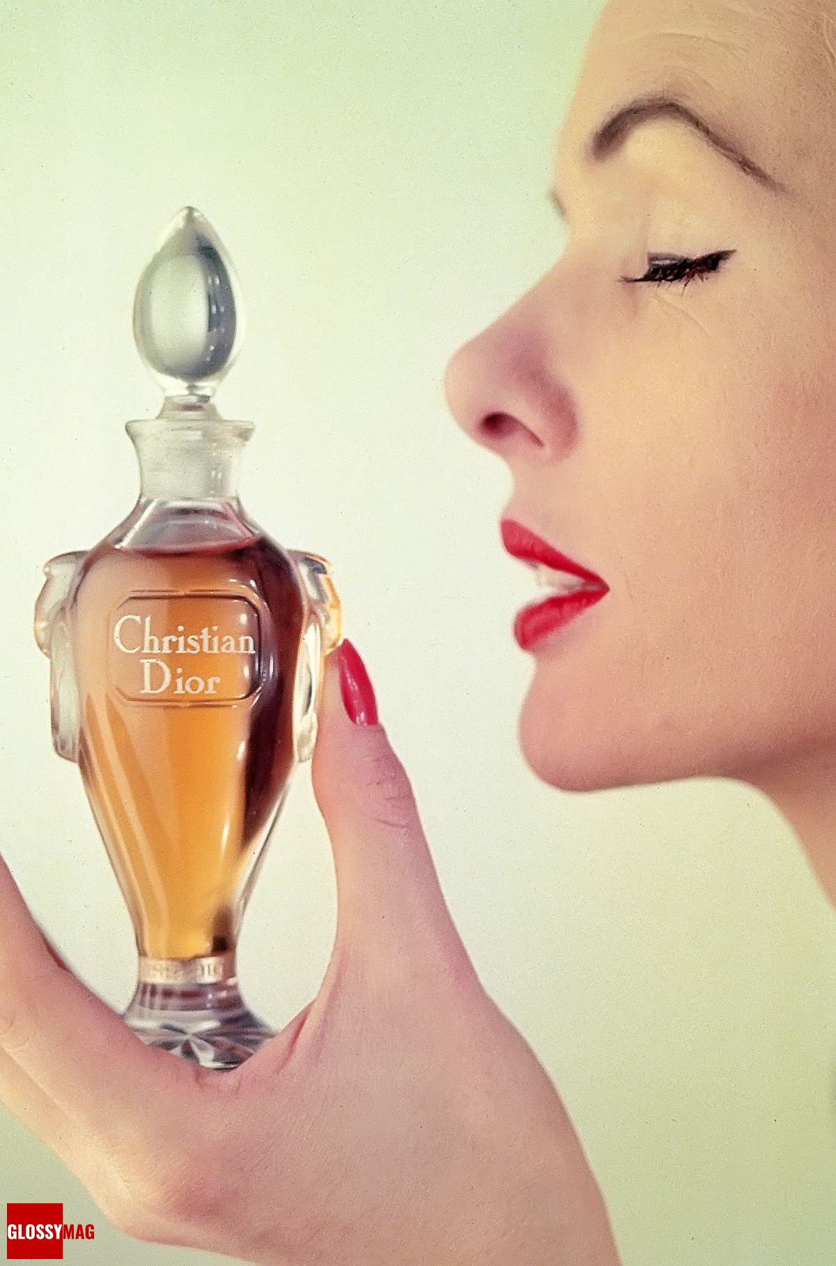 Флакон духов «Miss Dior», декабрь 1954 г. Флакон в пол унции в хрустальной бутылочке Baccarat стоил 6 фунтов 19 шиллингов