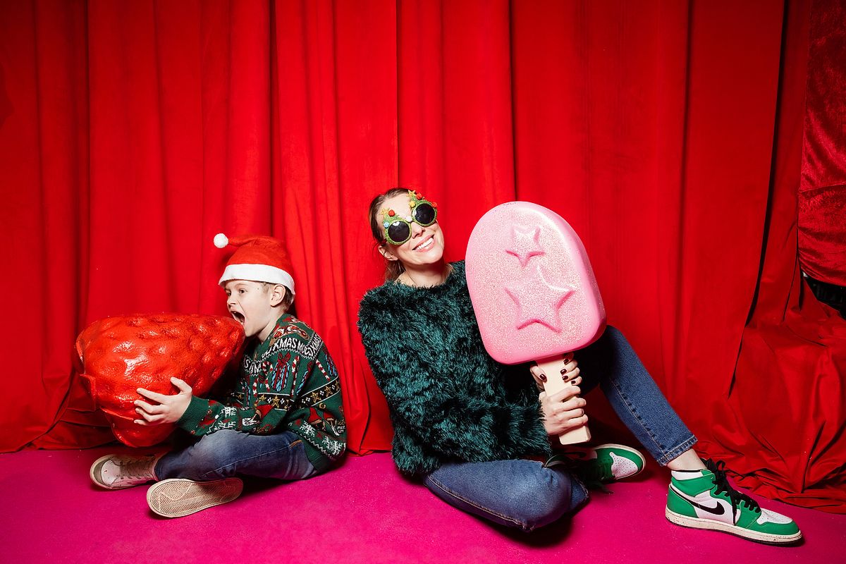 Катя Минкевич с сыном на детской елке в Галереях «Времена Года»