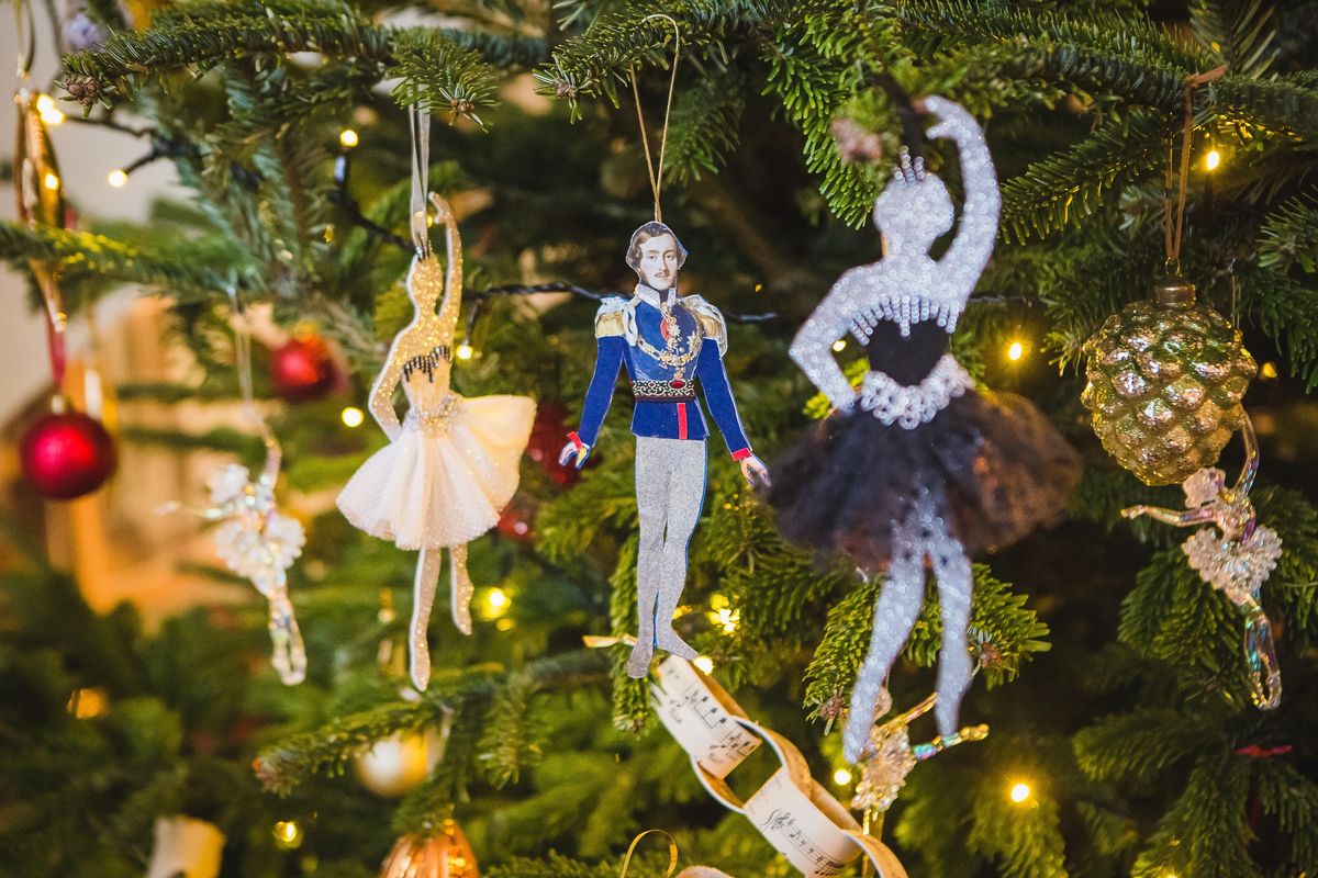 Лобби отеля «Балчуг Кемпински Москва» украсила новогодняя ель благотворительного фонда Линия жизни, фото 2