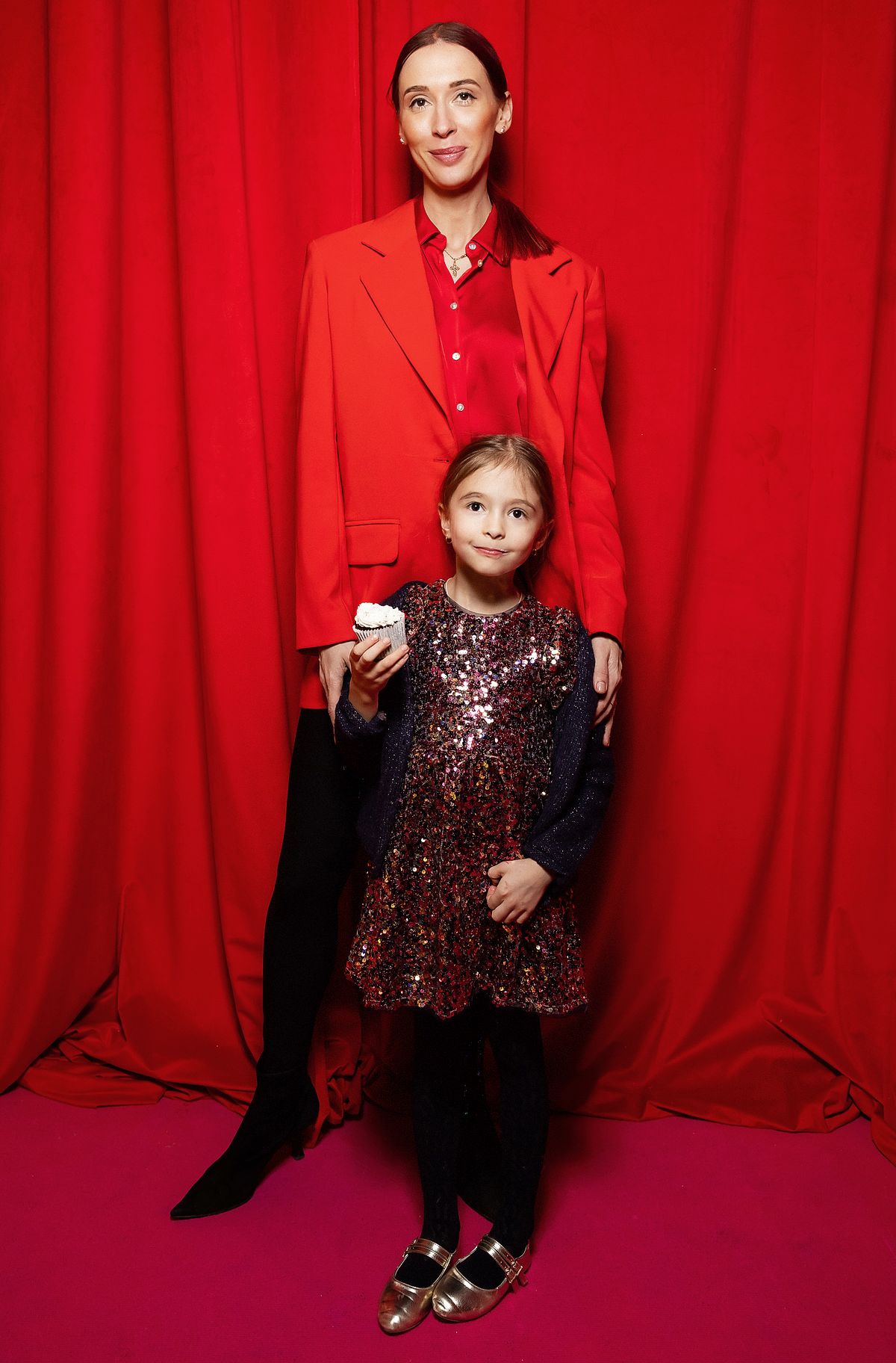 Марьяна Платонова с дочкой Ариной на детской елке в Галереях «Времена Года»