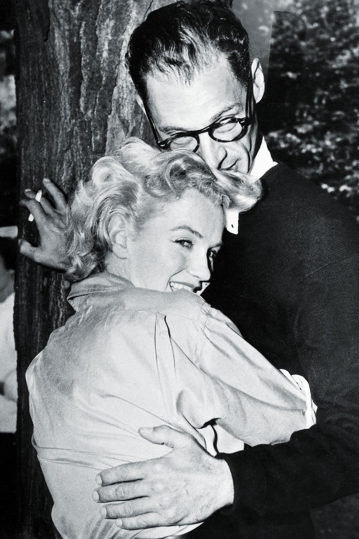 актриса Мэрилин Монро с мужем Артуром Миллером, 1956 г. Мэрилин Монро с мужем Артуром Миллером, 1956 г.
