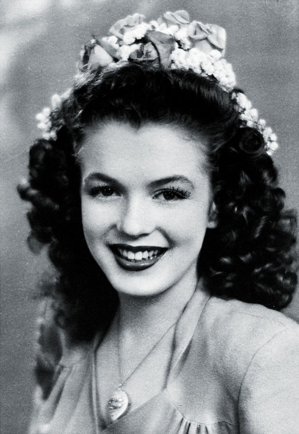 Мэрилин Монро в возрасте 15 лет, 1941 г. Мэрилин Монро в юности, 1941 г.