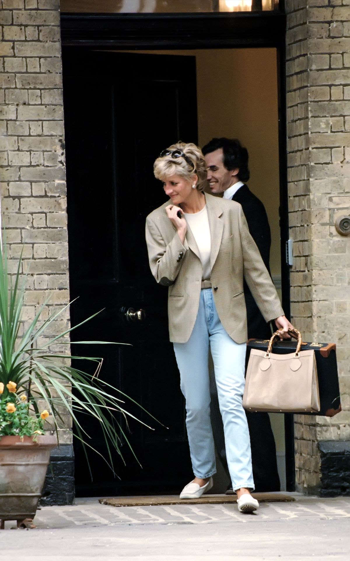 Принцесса Диана с сумкой Gucci Bamboo Bag во время поездки принца Уильяма в Итон, 1996 г.