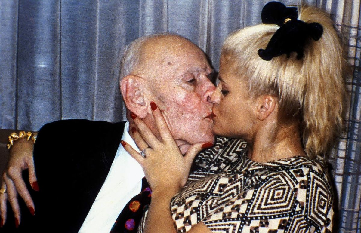 Свадьба 26-летней Анны-Николь Смит и 89-летнего Дж. Говарда Маршалла II