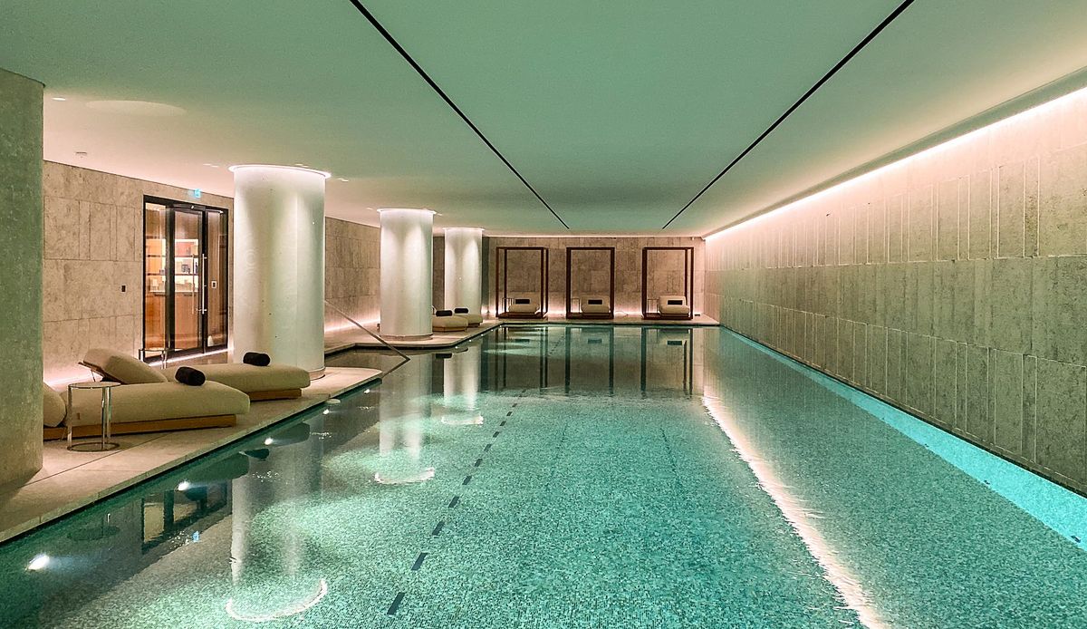 Бассейн в отеле Bvlgari Hotel Paris