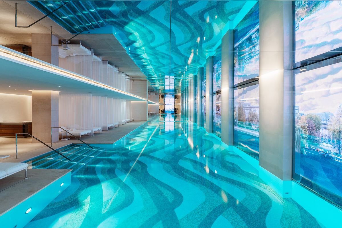 Бассейн в отеле Cheval Blanc Paris