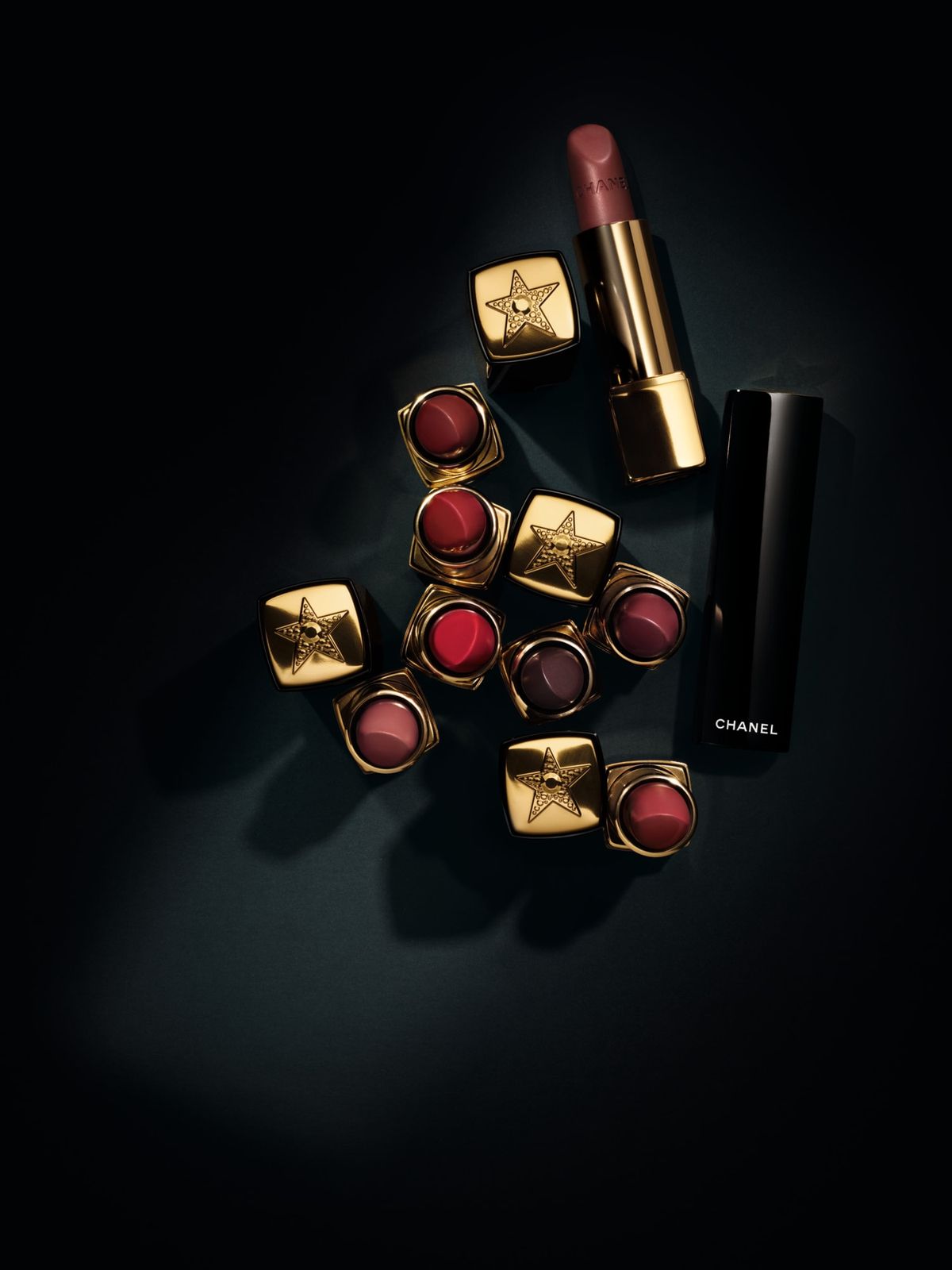 Chanel, помада Rouge Allure Velvet La Comète, оттенки: 108 Terre D’étoiles; 118 Bois De Rose Astral; 128 Rose Éclatant; 138 Rouge Vieradiant; 148 Rouge Cosmique; 158 Brun Solaire; 168 Pourpre Étoilé; 178 Brun Céleste