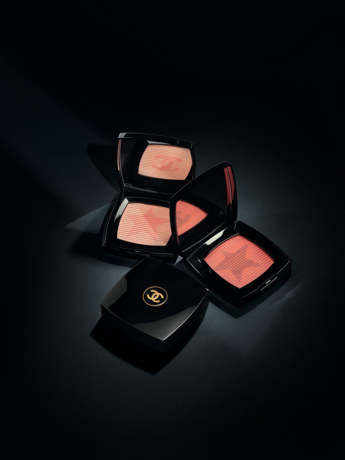 Chanel, румяна Blush Comète, оттенки: Pêche Cosmique и Corail Étoilé