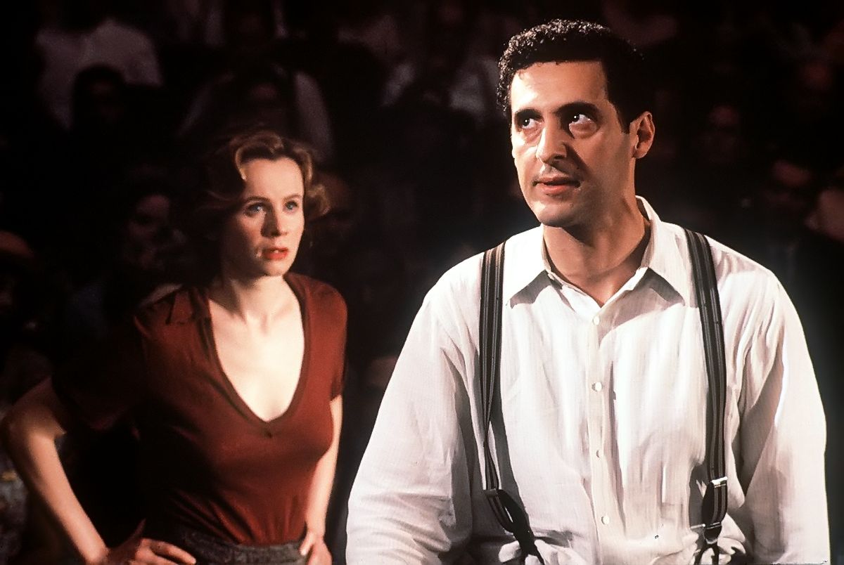 Эмили Уотсон и Джон Туртурро в фильме «Колыбель будет качаться», 1999 г. Эмили Уотсон и Джон Туртурро в фильме «Колыбель будет качаться»