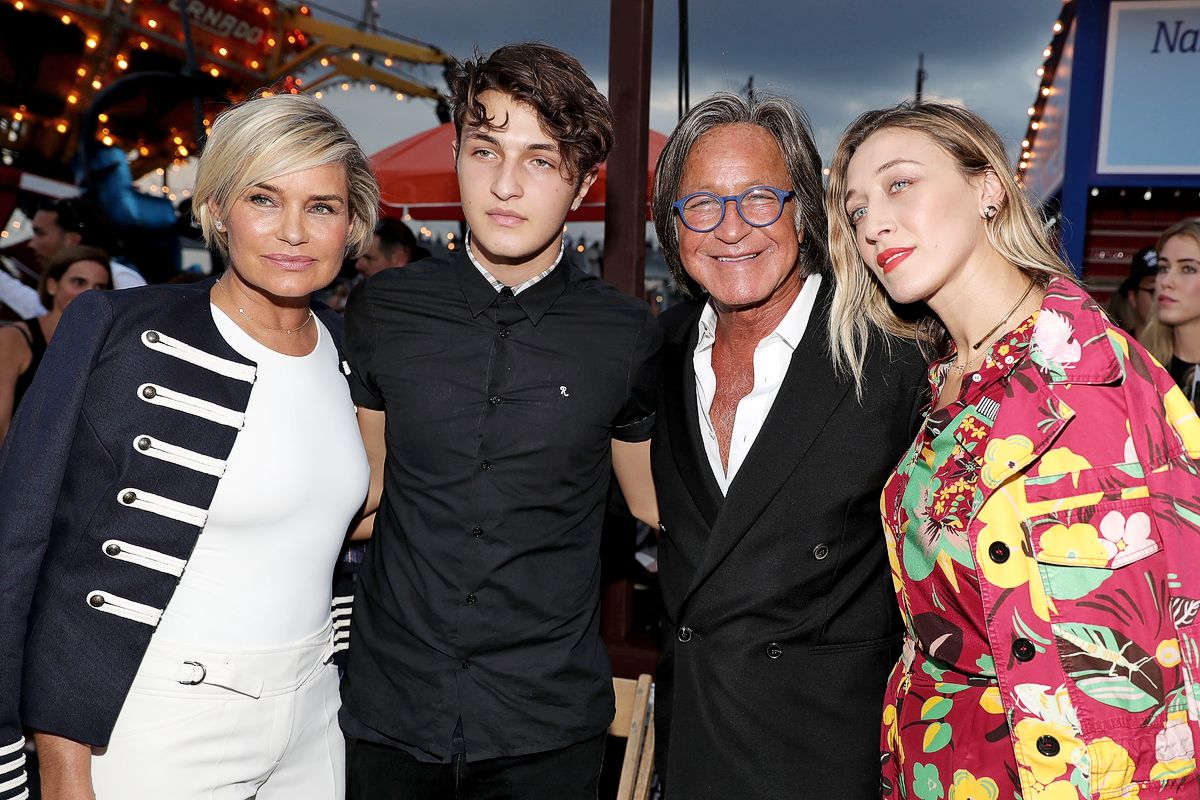 Иоланда Хадид, Анвар Хадид, Мохамед Хадид и Алана Хадид на шоу #TOMMYNOW
