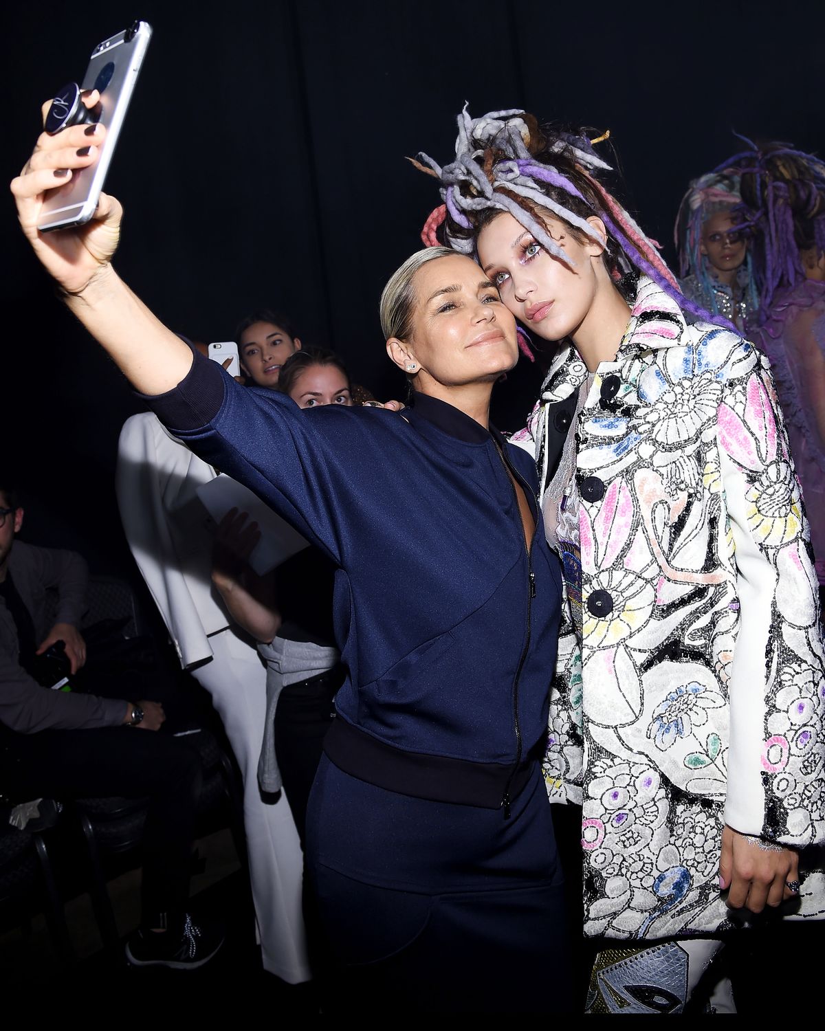 Иоланда Хадид и Белла Хадид за кулисами показа мод Marc Jacobs Spring во время Недели моды в Нью-Йорке, 15 сентября 2016 г. Иоланда Хадид и Белла Хадид за кулисами показа мод Marc Jacobs Spring во время Недели моды