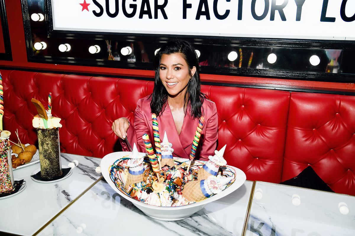 Провела торжественное открытие Sugar Factory