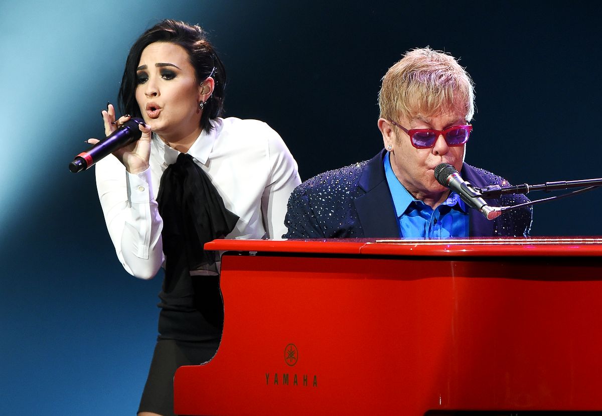 Деми Ловато и Элтон Джон исполняют песню «Don’t Go Breaking My Heart»