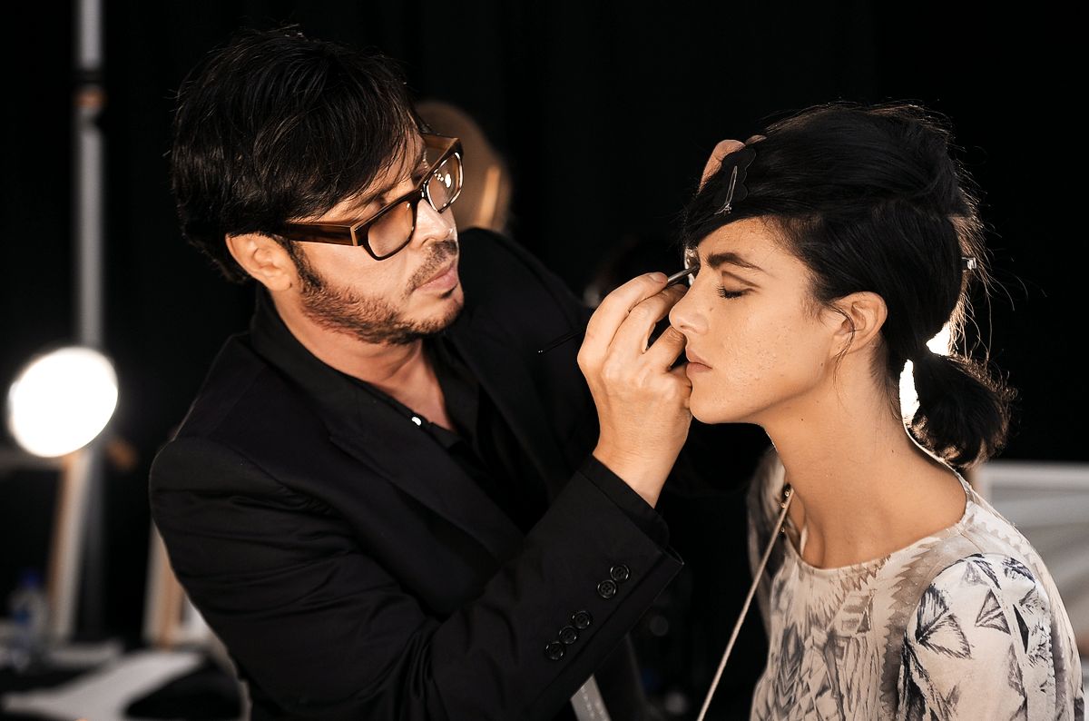 Франсуа Нарс готовит модель за кулисами шоу Marc Jacobs Весна 2013