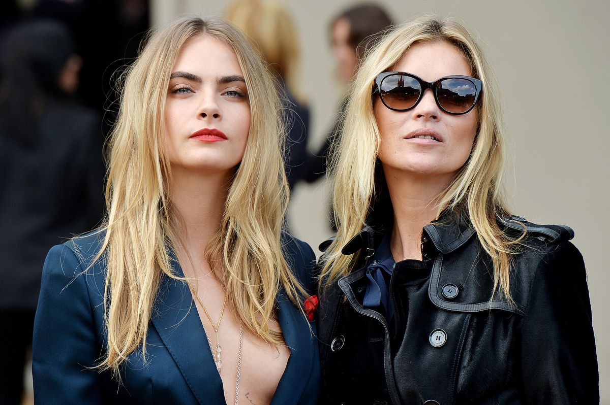 Кара Делевинь и Кейт Мосс на шоу Burberry Prorsum 2015 в рамках Лондонской недели моды, 15 сентября 2014 г.