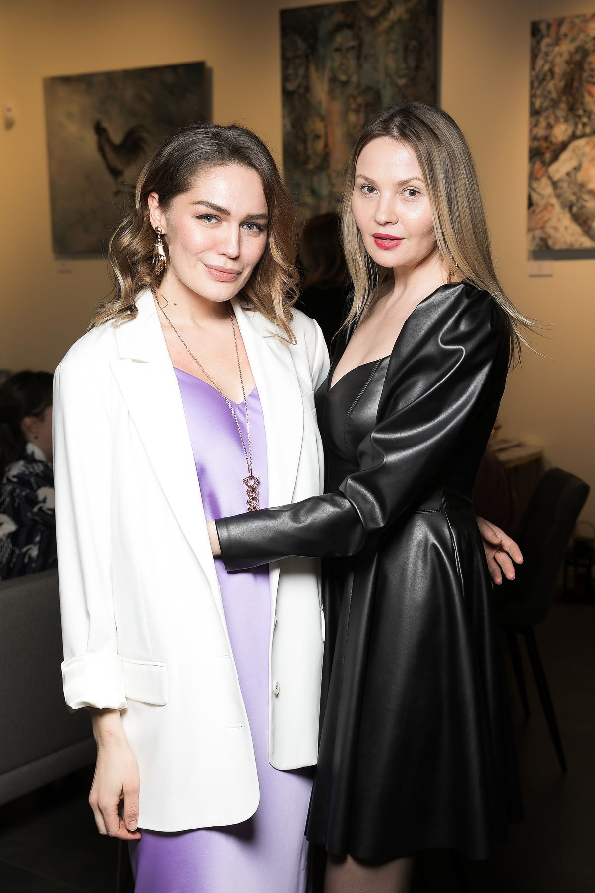 Алена Кочеткова и Марина Тужилина (Fashion&Beauty) на вернисаже персональной выставки Алёны Кочетковой