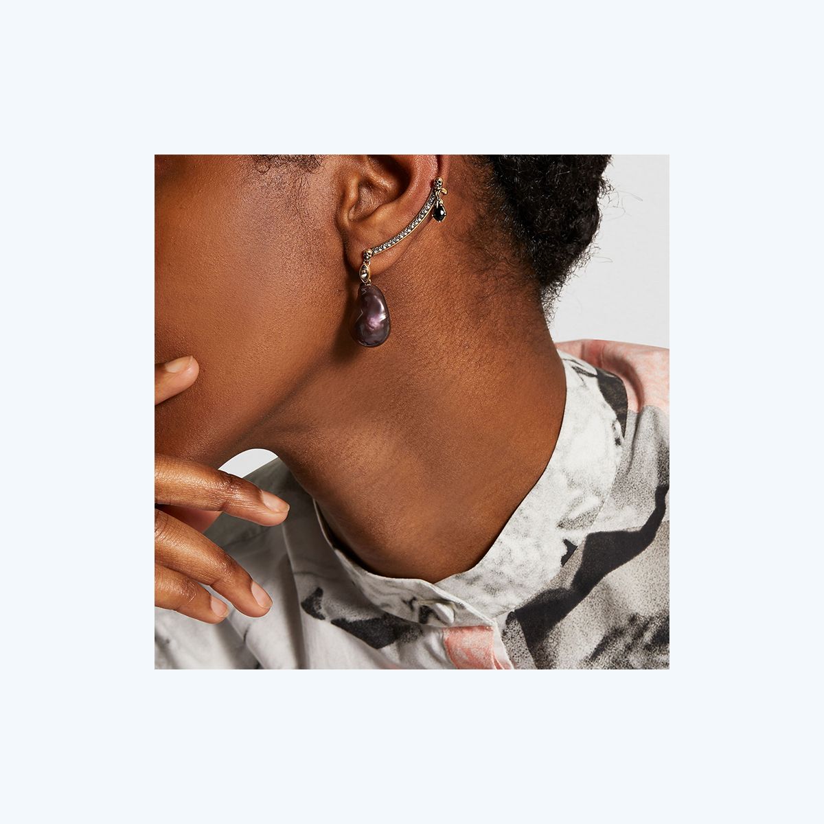 Alexander McQueen, моносерьга, латунь, гальваническое покрытие золотом, фото 1 Alexander McQueen, моносерьга, латунь, гальваническое покрытие золотом, имитация жемчуга, фото 1