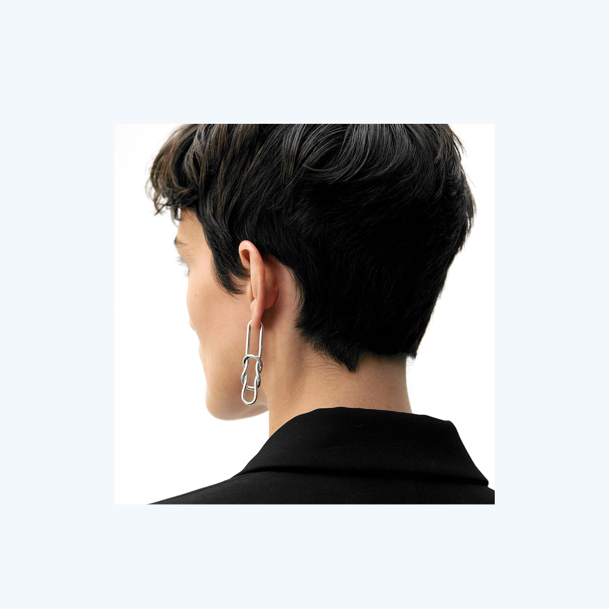 Avgvst, моносерьга-узел, серебро, фото 1 Avgvst, моносерьга-узел, серебро, родиевое покрытие, фото 1