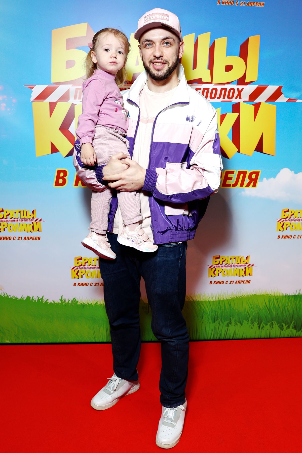 Рэпер ST с дочерью Эстель на премьере семейной анимации «Братцы Кролики Пасхальный переполох», фото 1