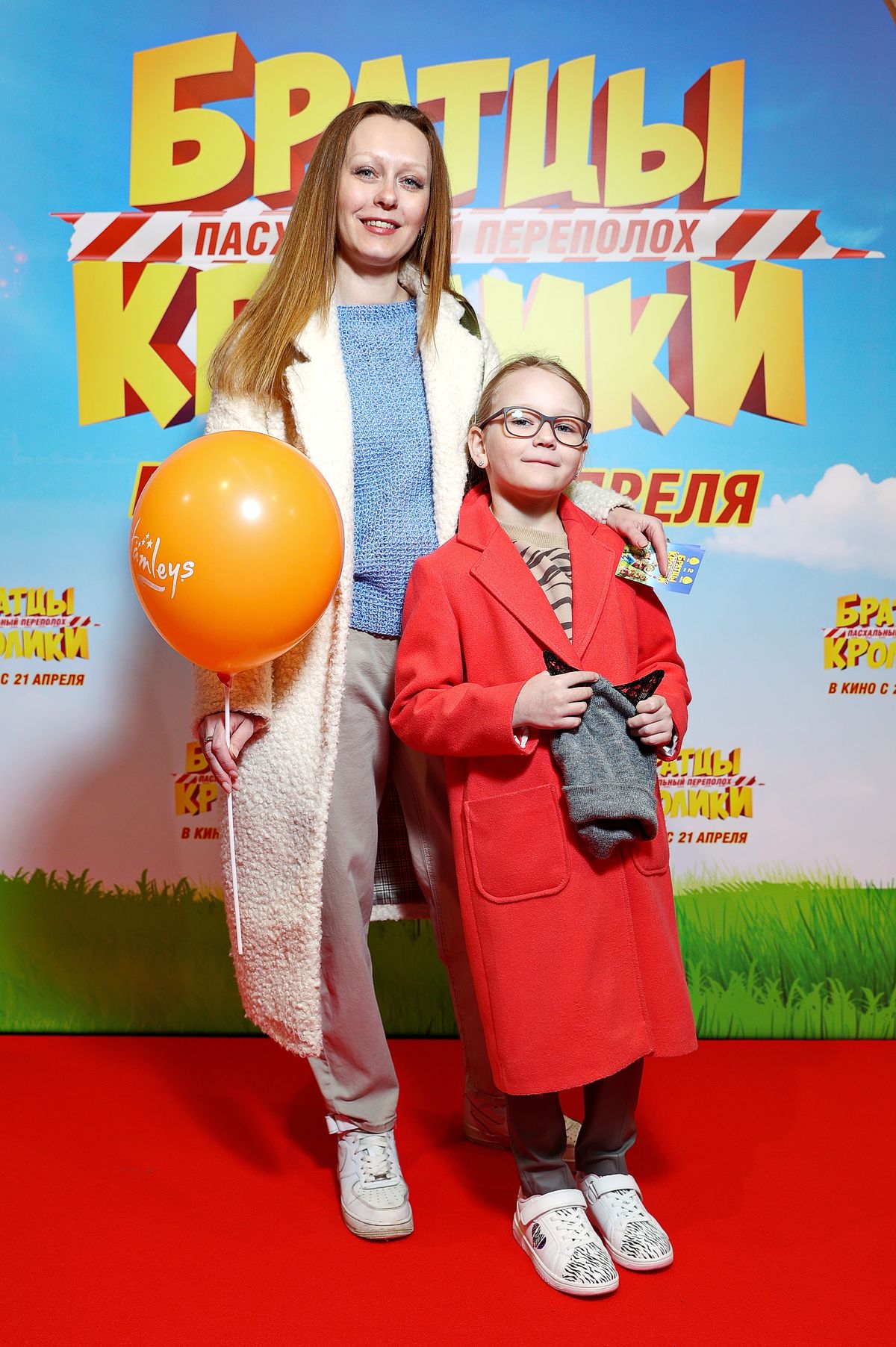 Татьяна Малыш с дочерью на премьере семейной анимации «Братцы Кролики Пасхальный переполох»