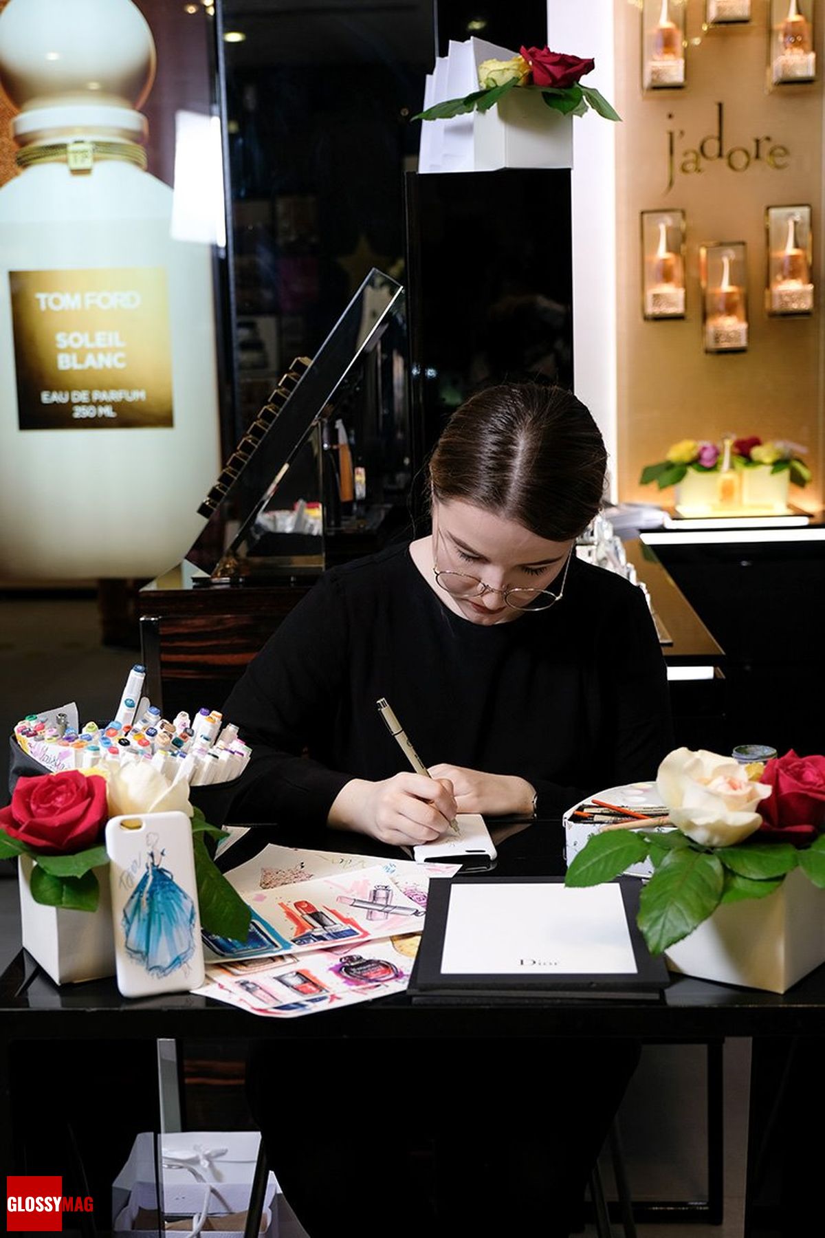 Дизайнер в корнере Dior на закрытом мероприятии Beauty CHOICE в Rivoli Perfumery в ТГ Модный сезон, 28 июня 2017 г.