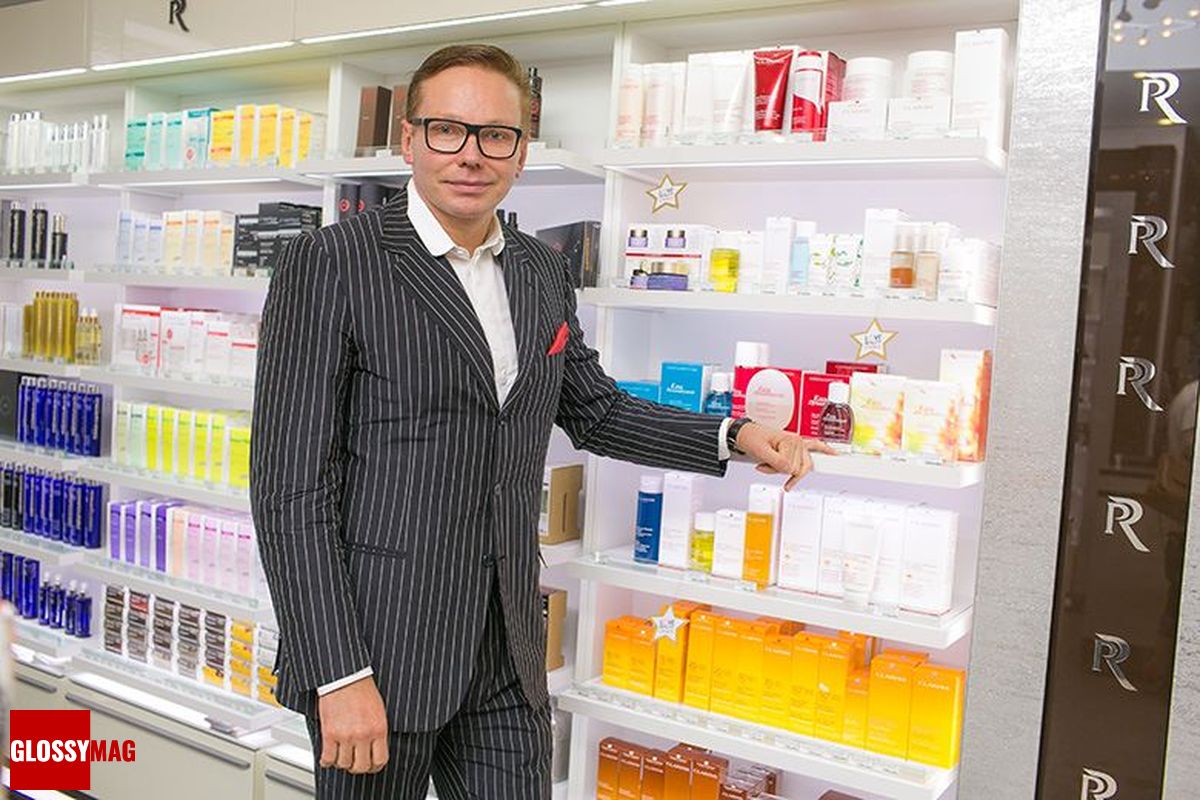 Эдгар Шабанов в корнере Clarins на закрытом мероприятии Beauty CHOICE в Rivoli Perfumery в ТГ Модный сезон, 28 июня 2017 г.