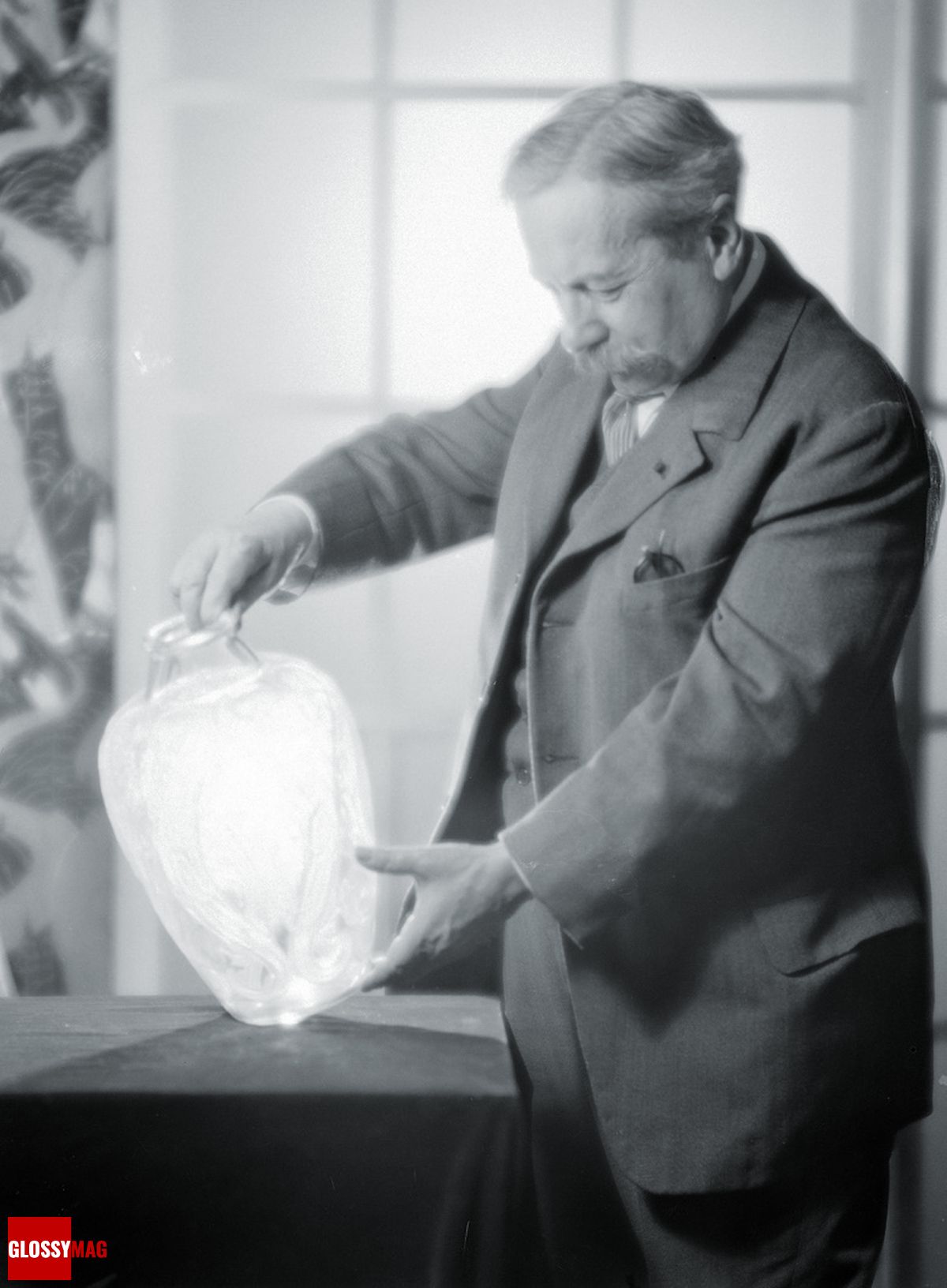 Рене Лалик (René Lalique) рассматривает вазу «Ящерица и Голуби» (Lizards and Bluets) Рене Лалик (René Lalique) рассматривает вазу «Ящерица и Голуби» (Lizards and Bluets), созданную в 1913 году, 1926 г.