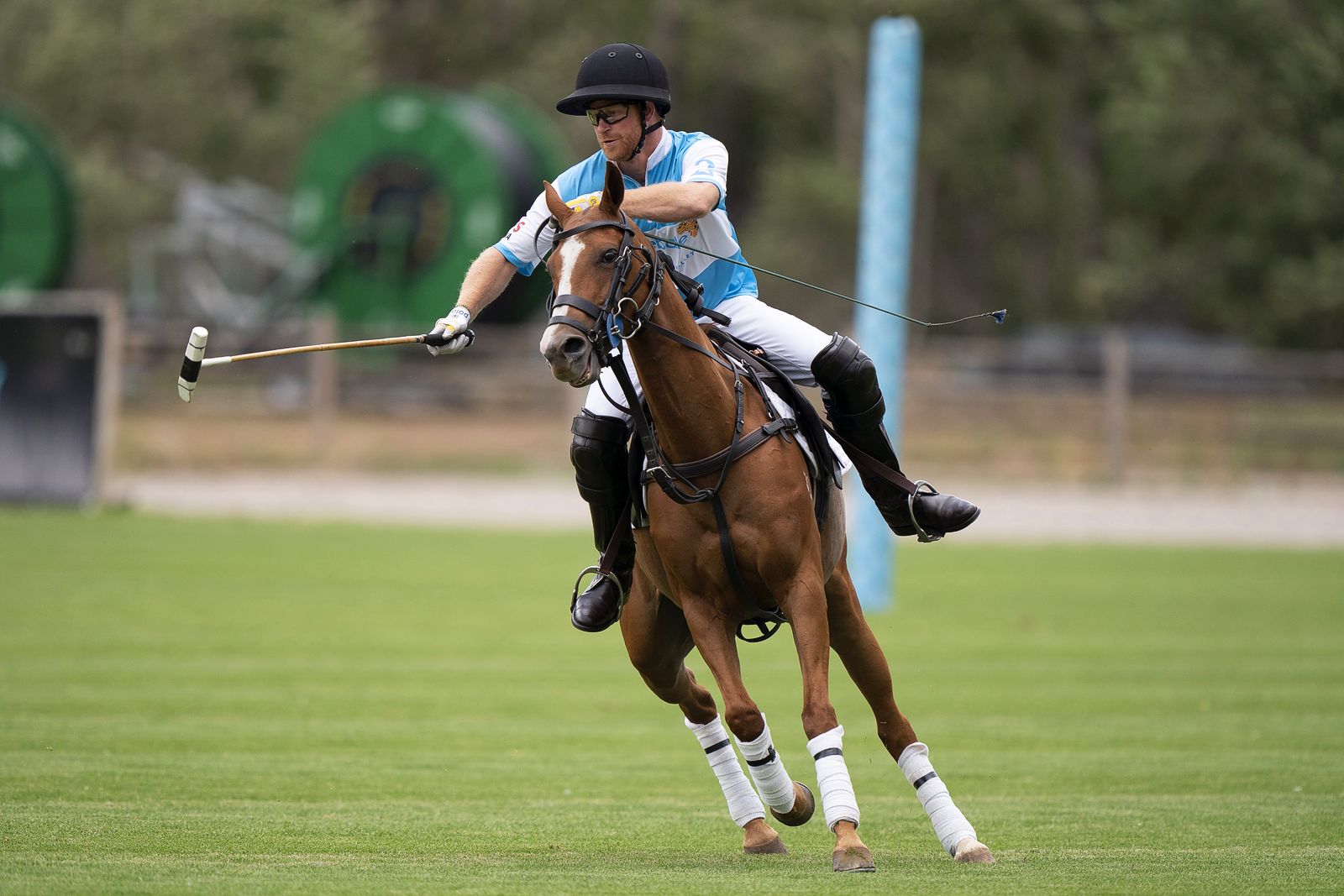 Принц Гарри, герцог Сассекский, играет в поло во время турнира Sentebale ISPS Handa Polo Cup 2022, фото 2 Принц Гарри, герцог Сассекский, играет в поло во время турнира Sentebale ISPS Handa Polo Cup 2022 в Аспене, 25 августа 2022 г., фото 2